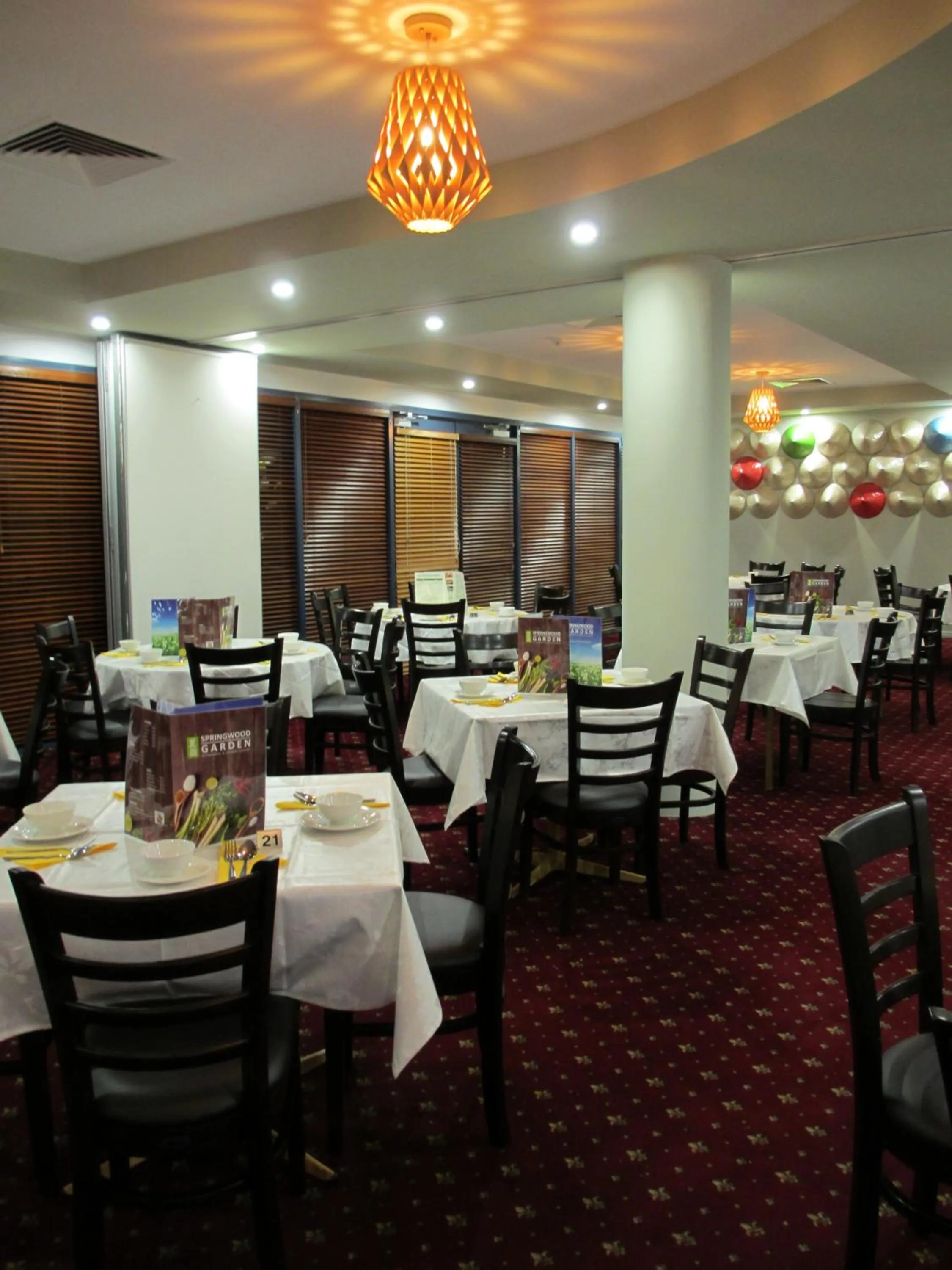 Restaurant/places to eat in Springwood Tower Apartment Hotel