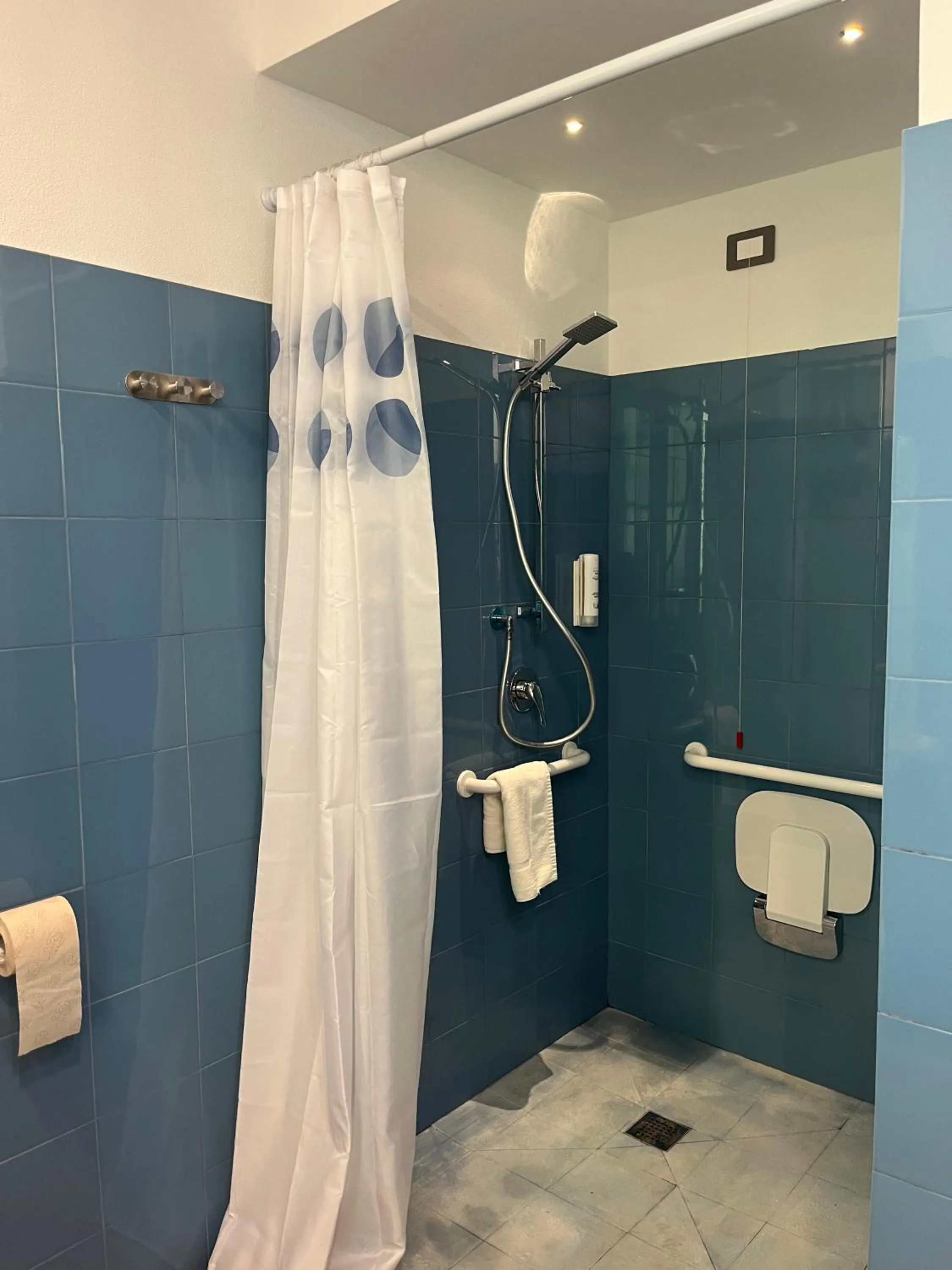 Shower in Albergo Residenziale Menhirs