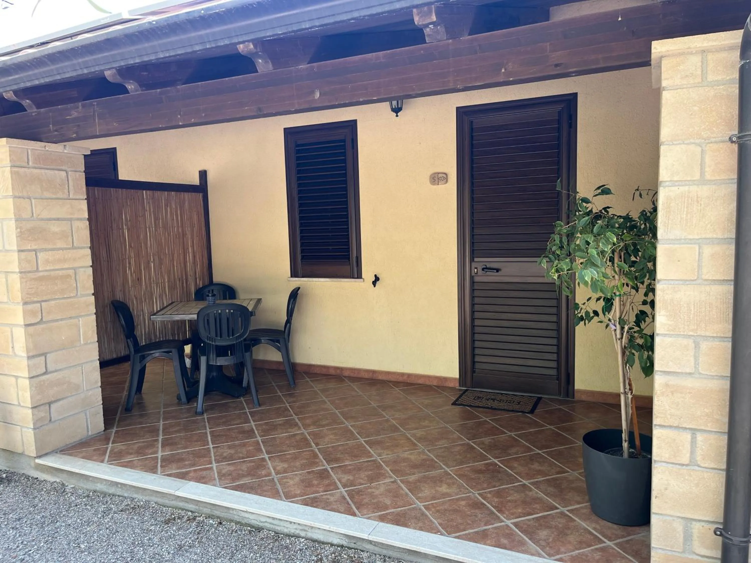 Patio in Albergo Residenziale Menhirs