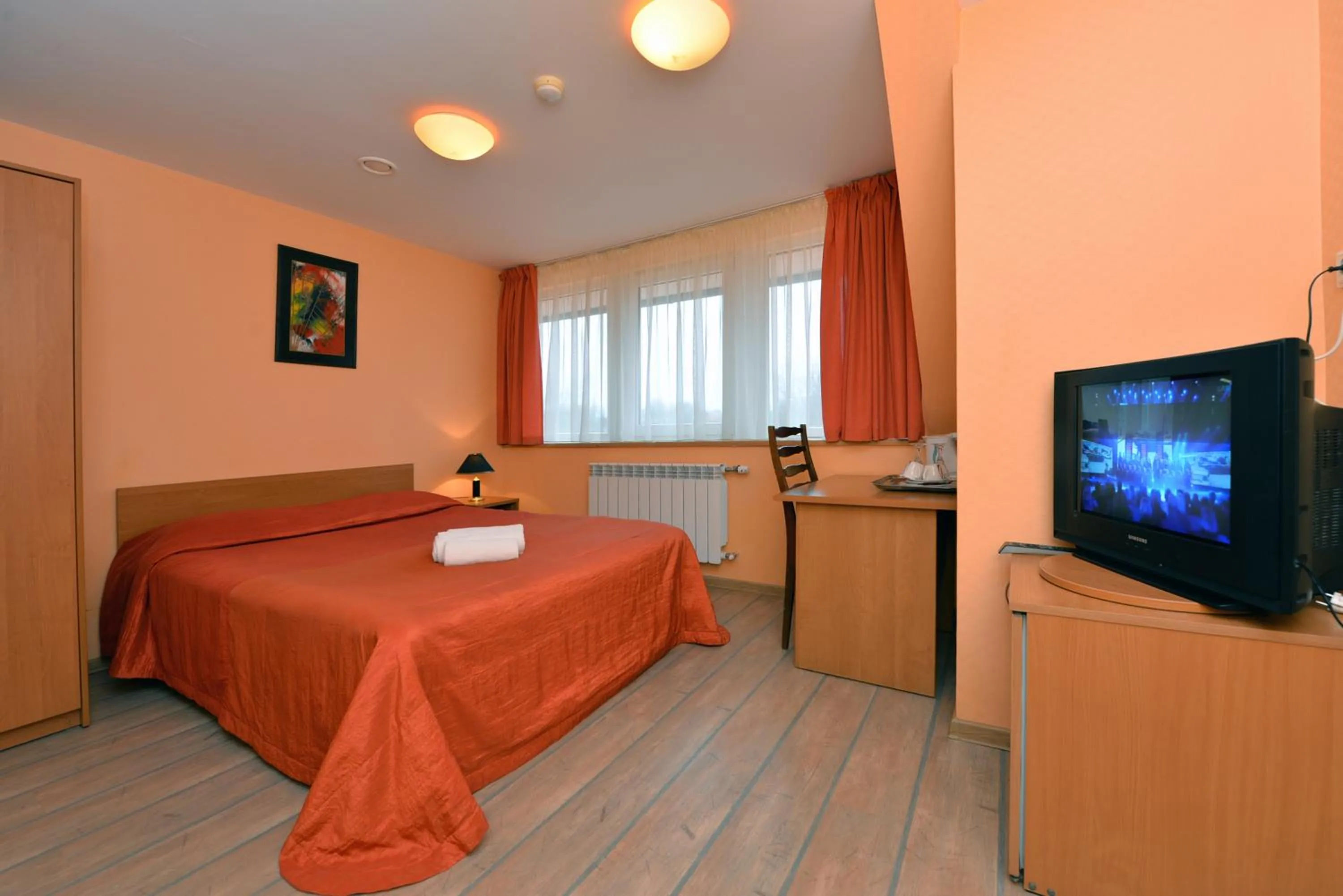 Photo of the whole room, Bed in Raze