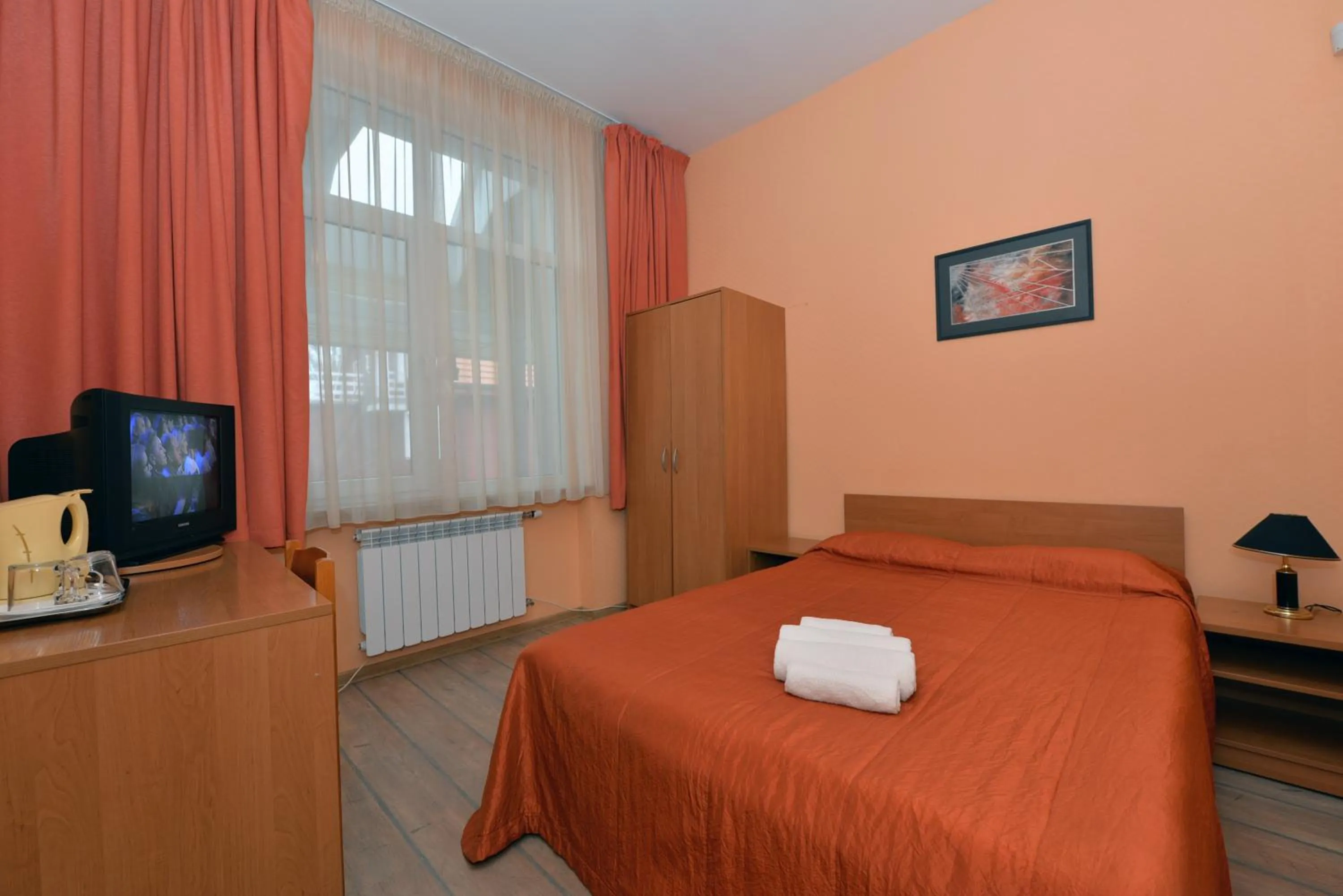 Photo of the whole room, Bed in Raze