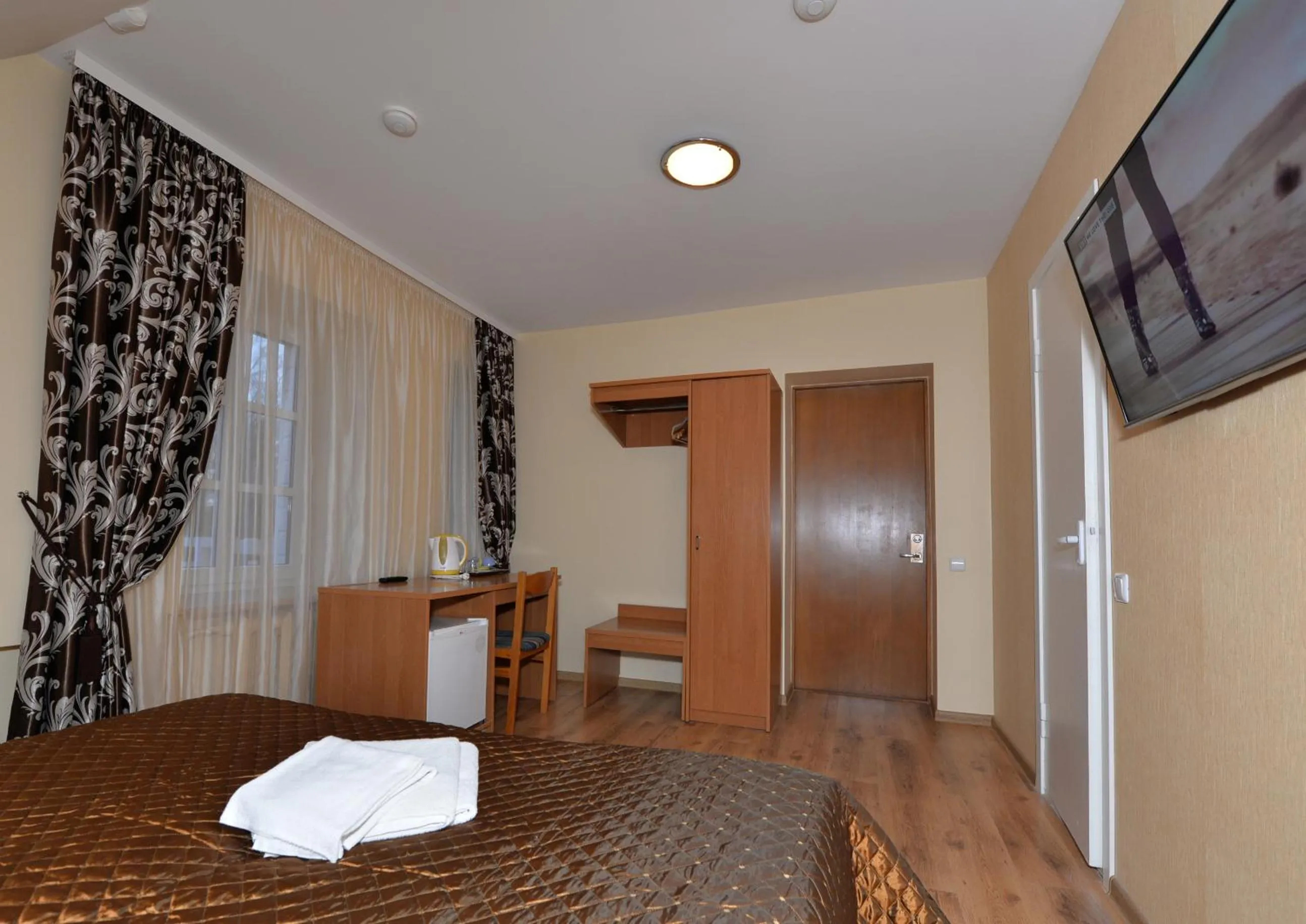 Photo of the whole room, Bed in Raze