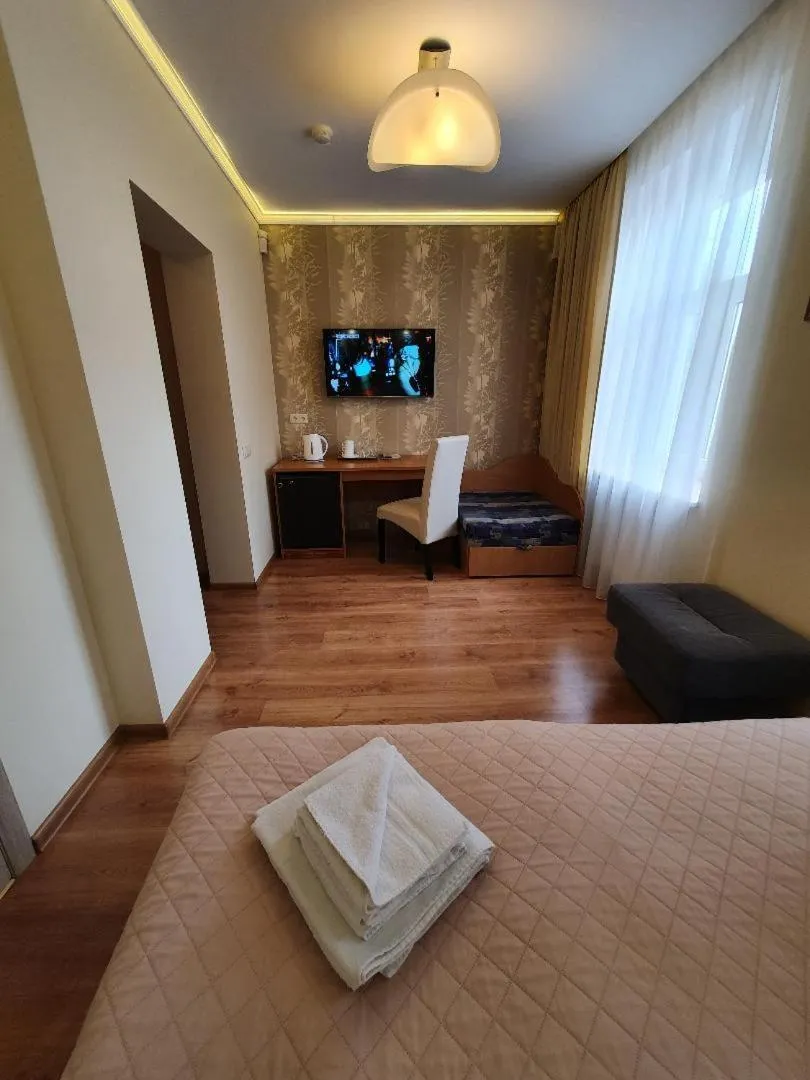 Photo of the whole room, Bed in Raze