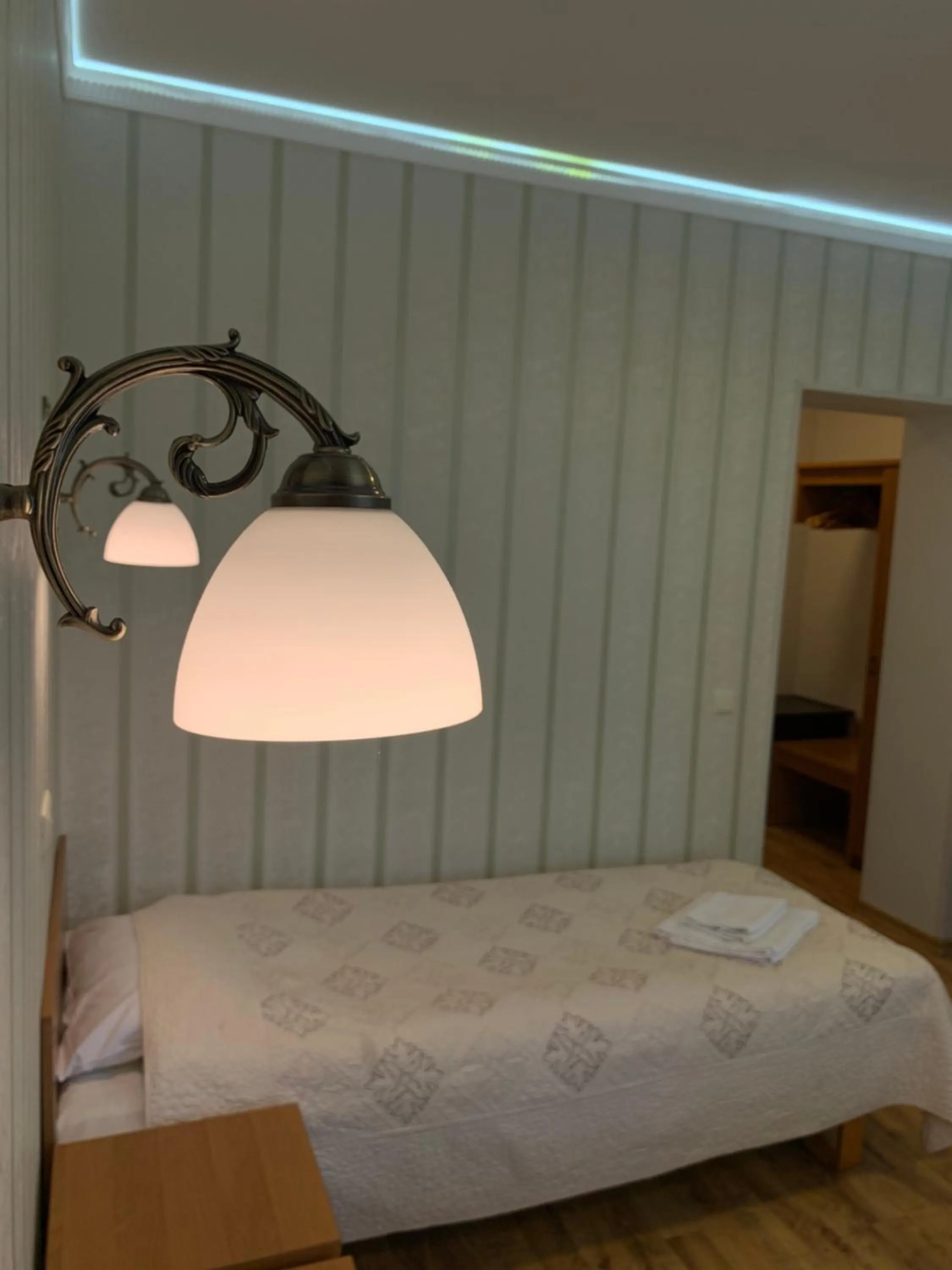 Bedroom, Bed in Raze