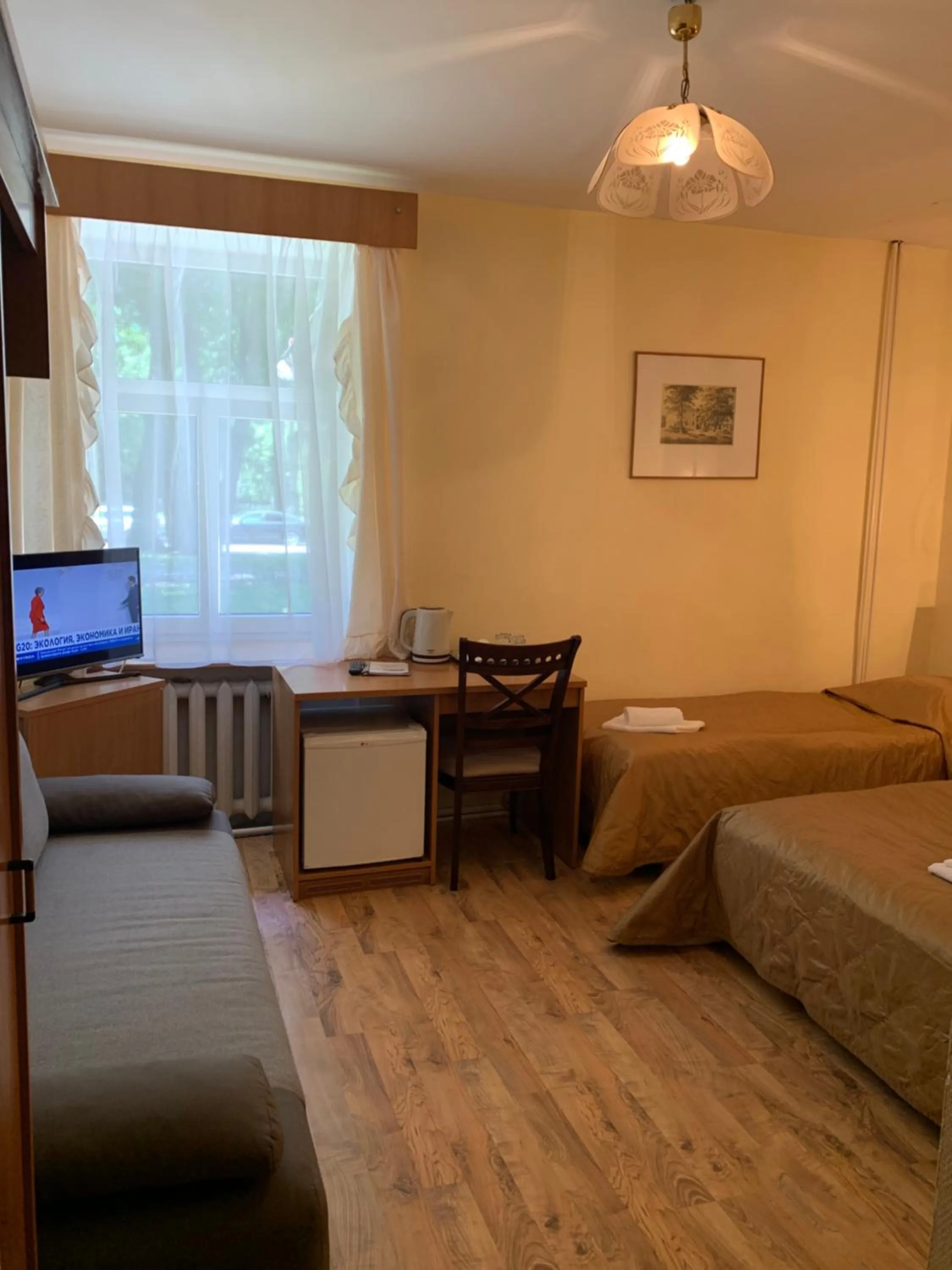 Photo of the whole room in Raze