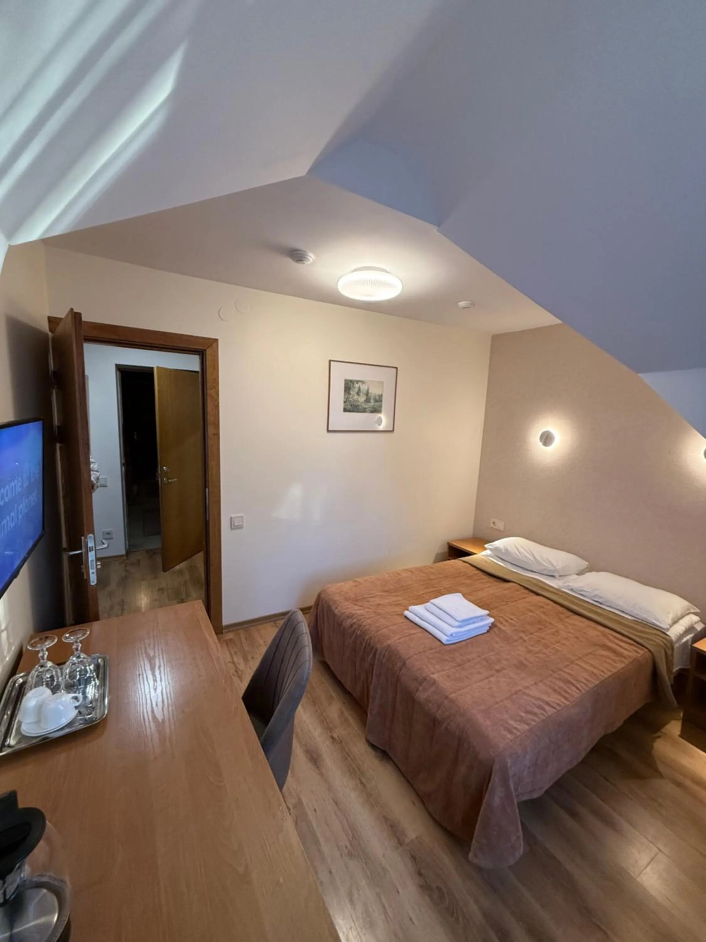 Photo of the whole room, Bed in Raze