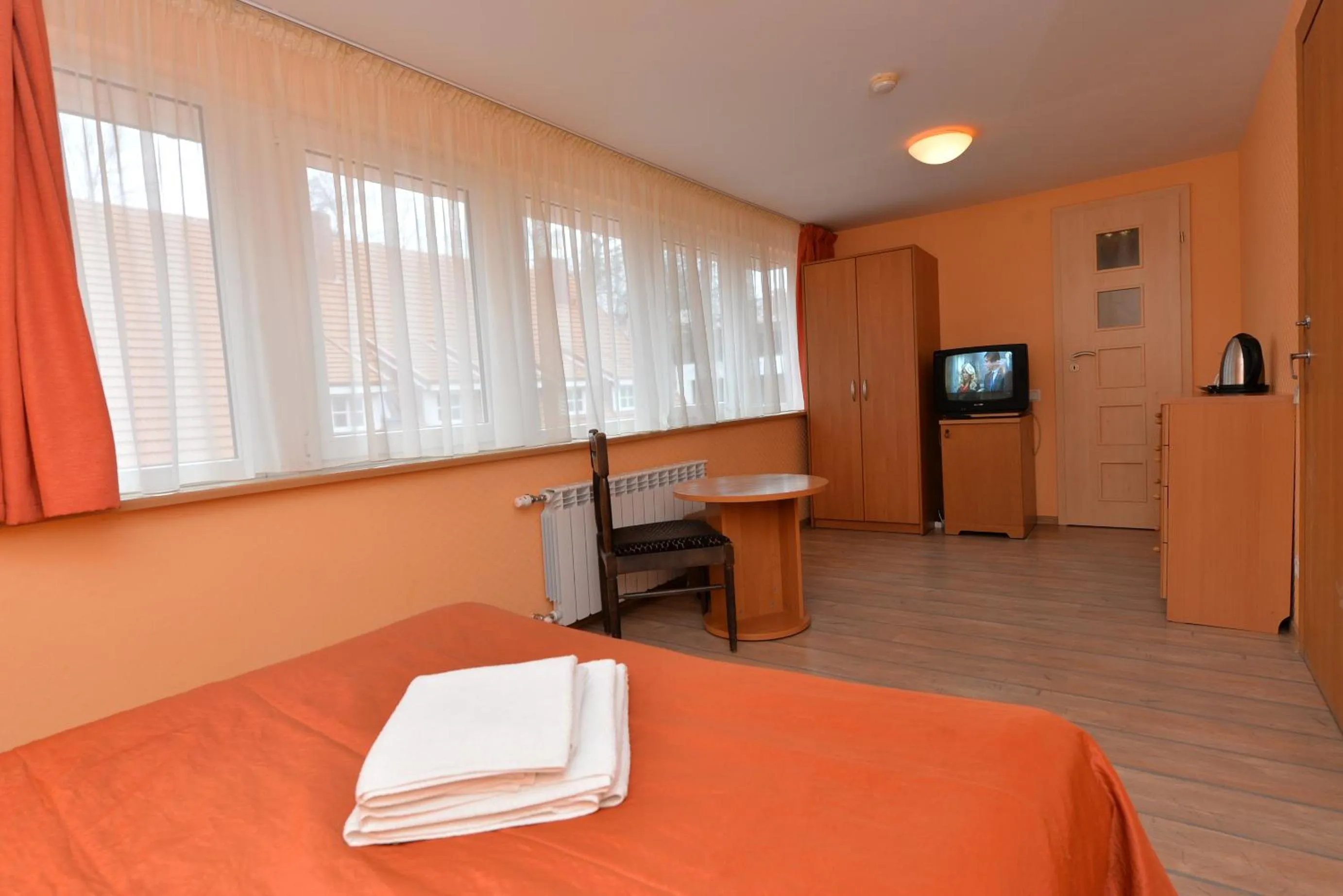 Photo of the whole room, Bed in Raze