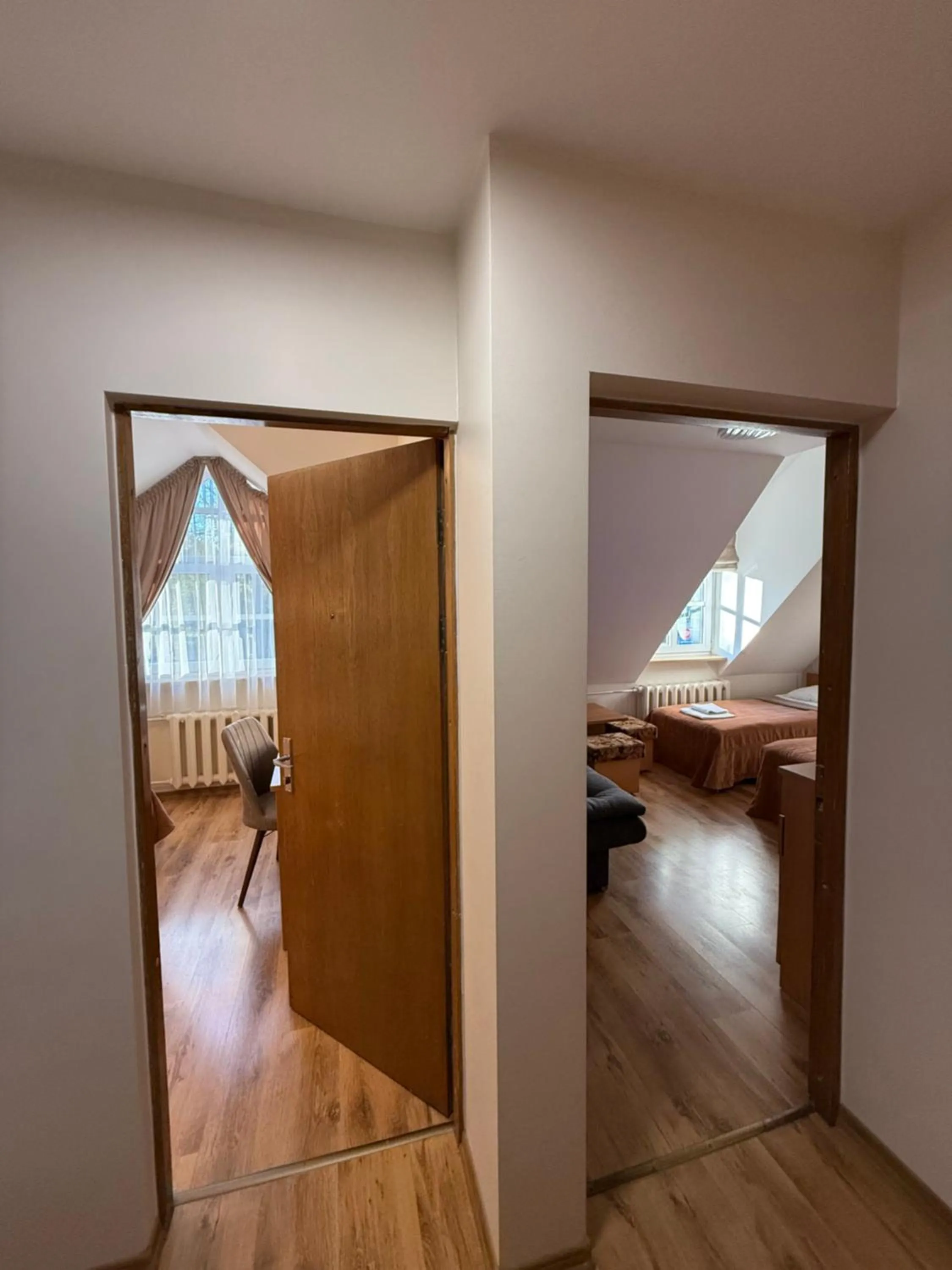 Photo of the whole room, Bed in Raze