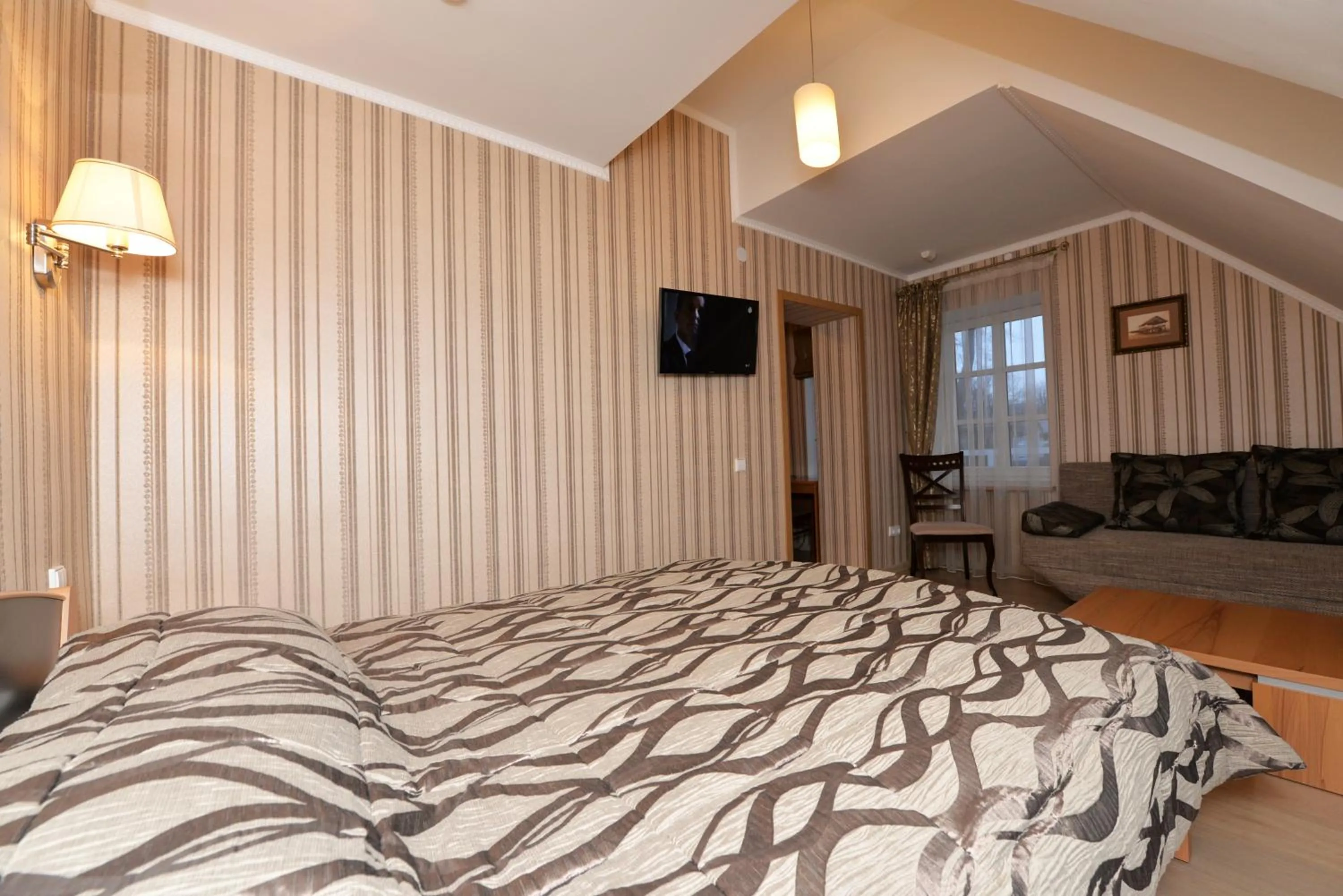 Photo of the whole room, Bed in Raze