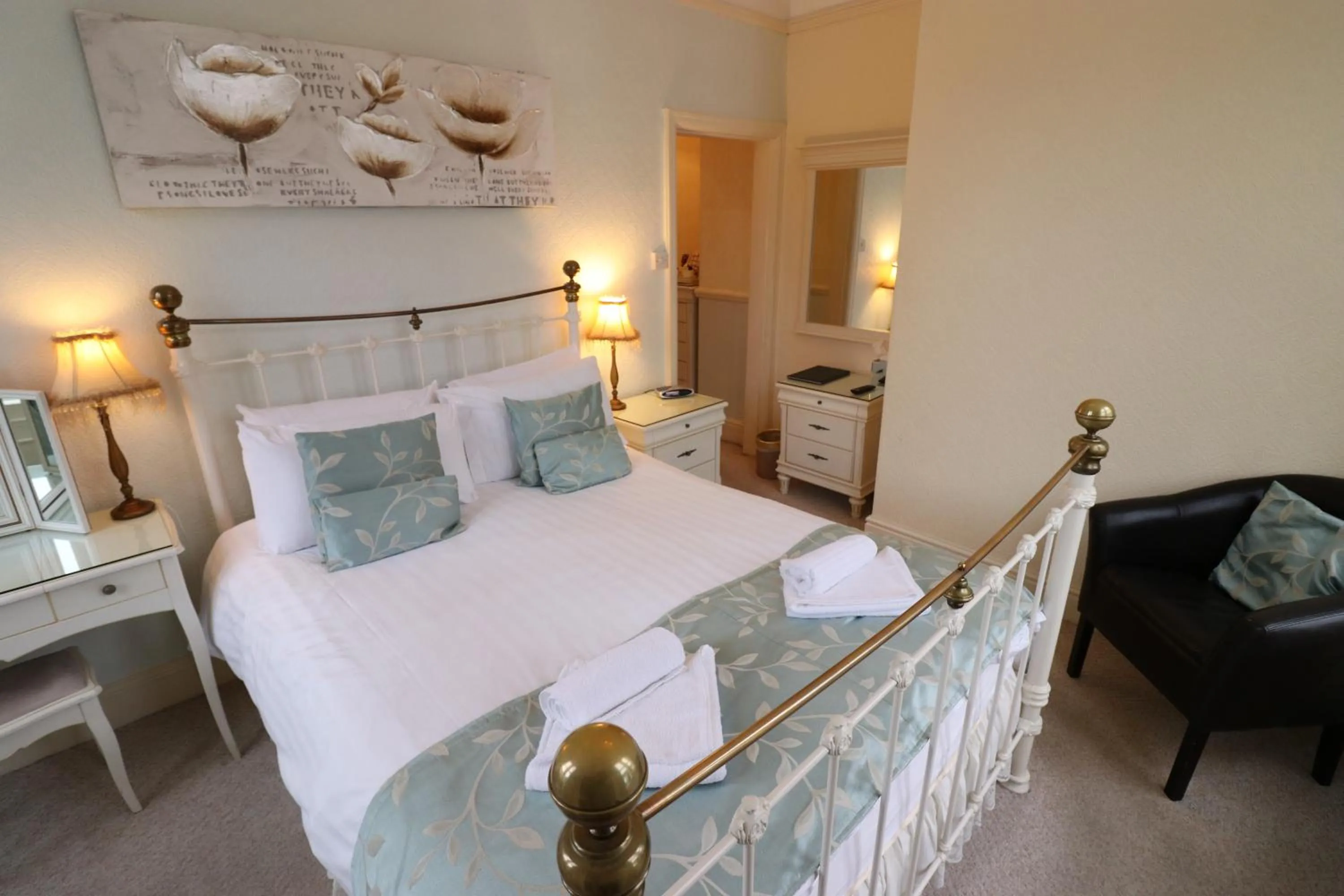 Photo of the whole room, Bed in The Annan Hotel