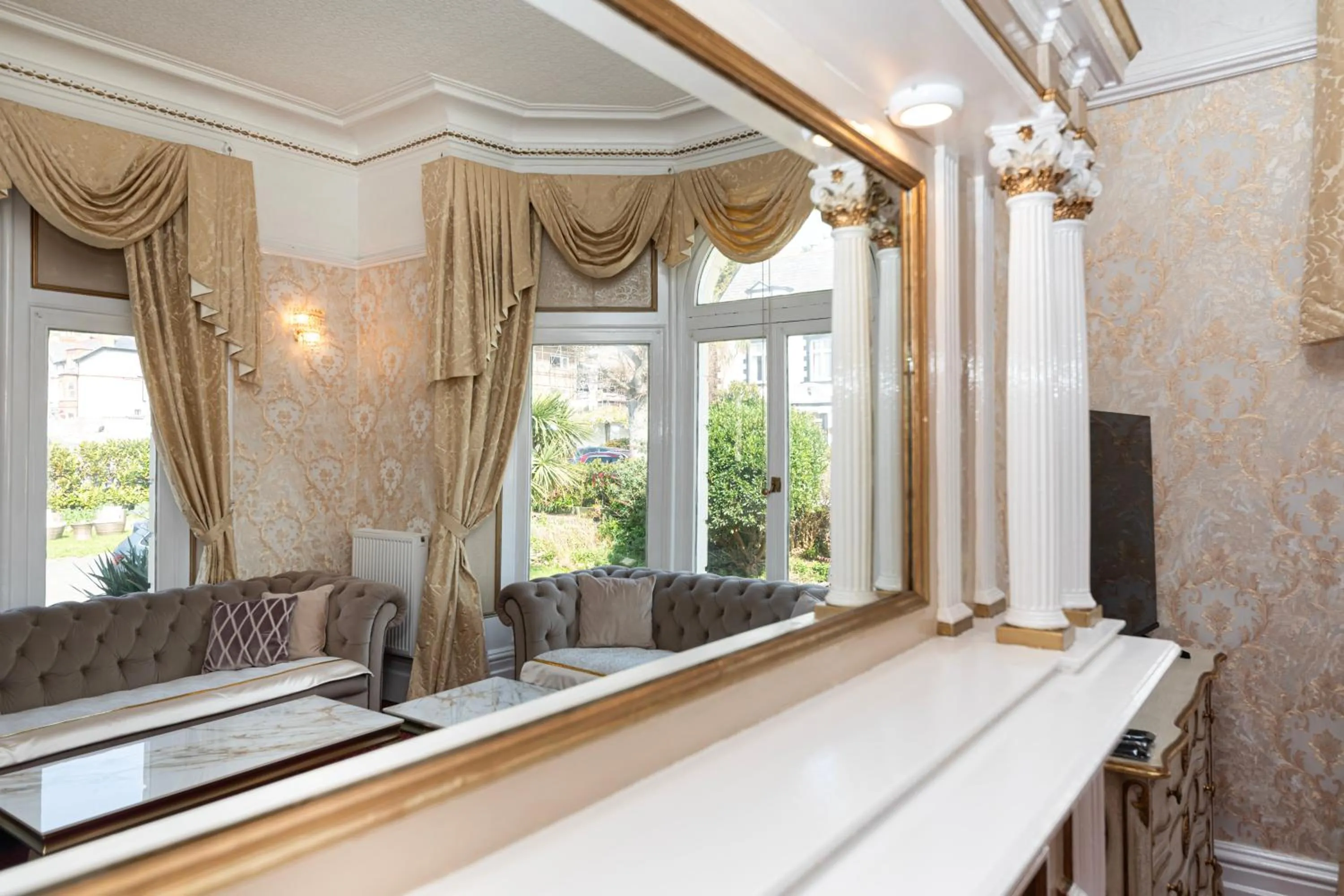 Lounge or bar in The Annan Hotel