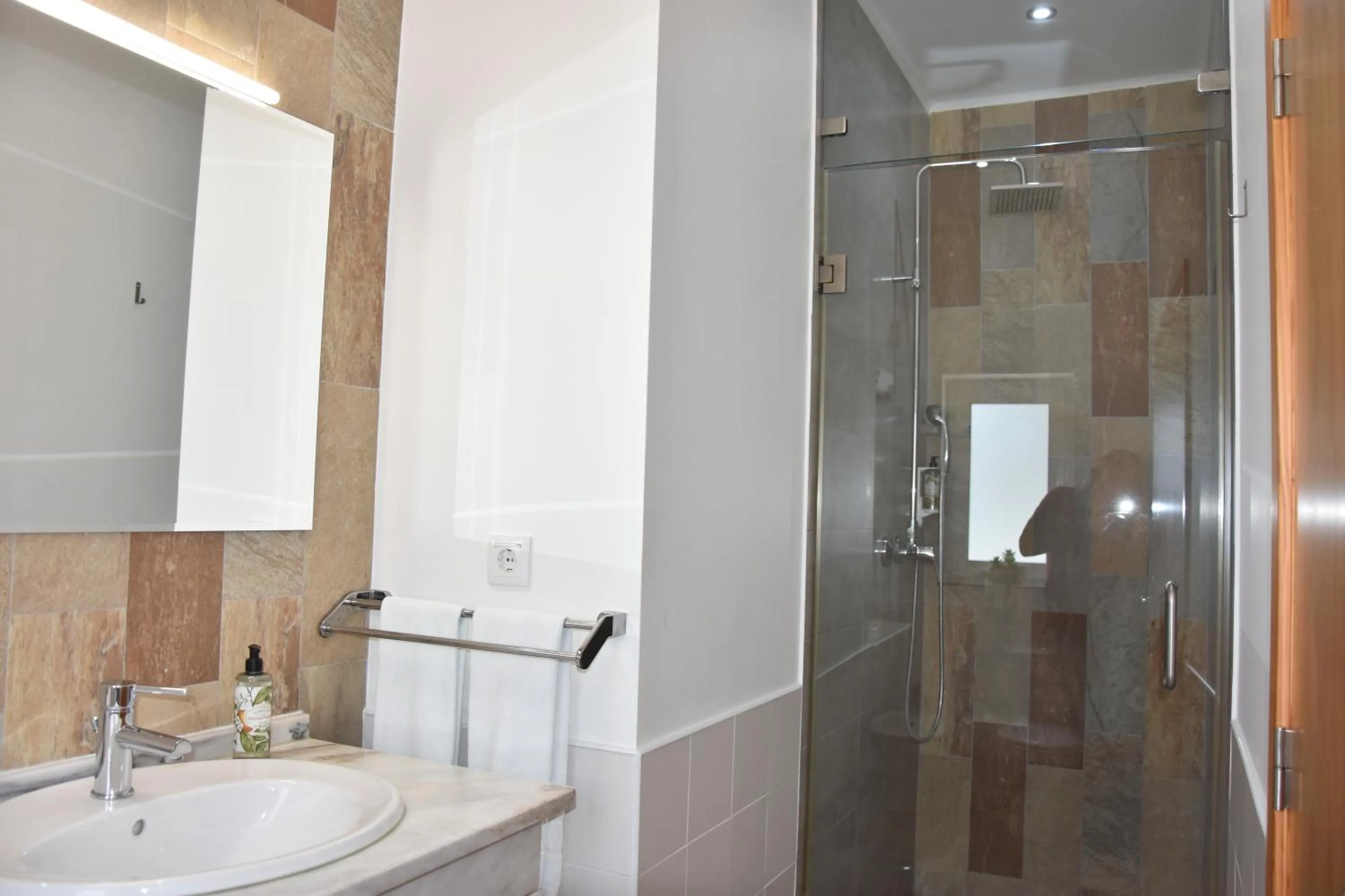 Shower in Monte das Perdizes