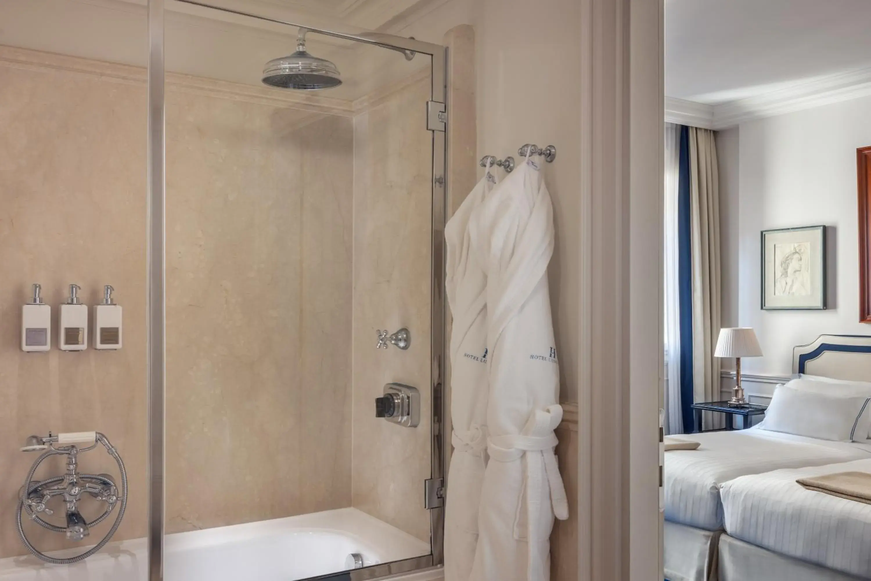 Bathroom, Bed in Hotel Lungarno - Lungarno Collection Bathroom, Bed in Hotel Lungarno - Lungarno Collection