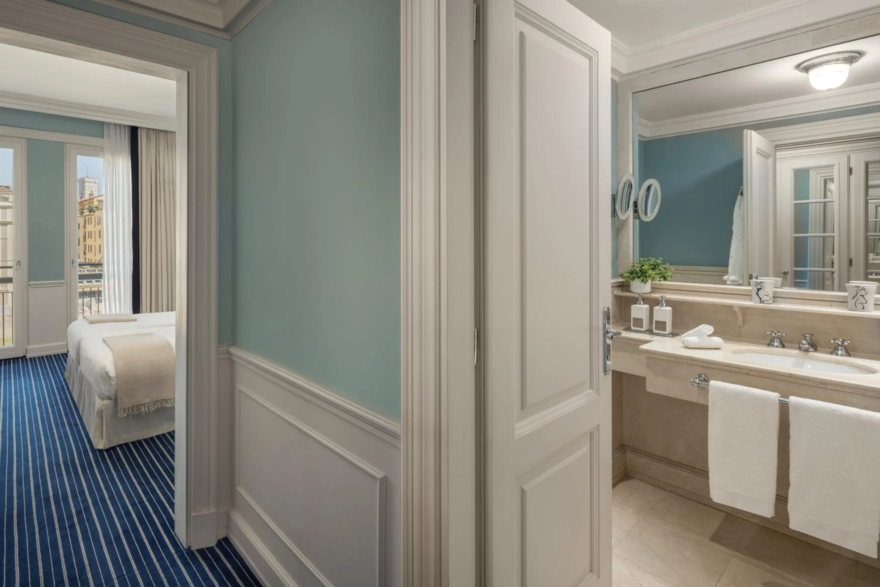 Bathroom, Bed in Hotel Lungarno - Lungarno Collection