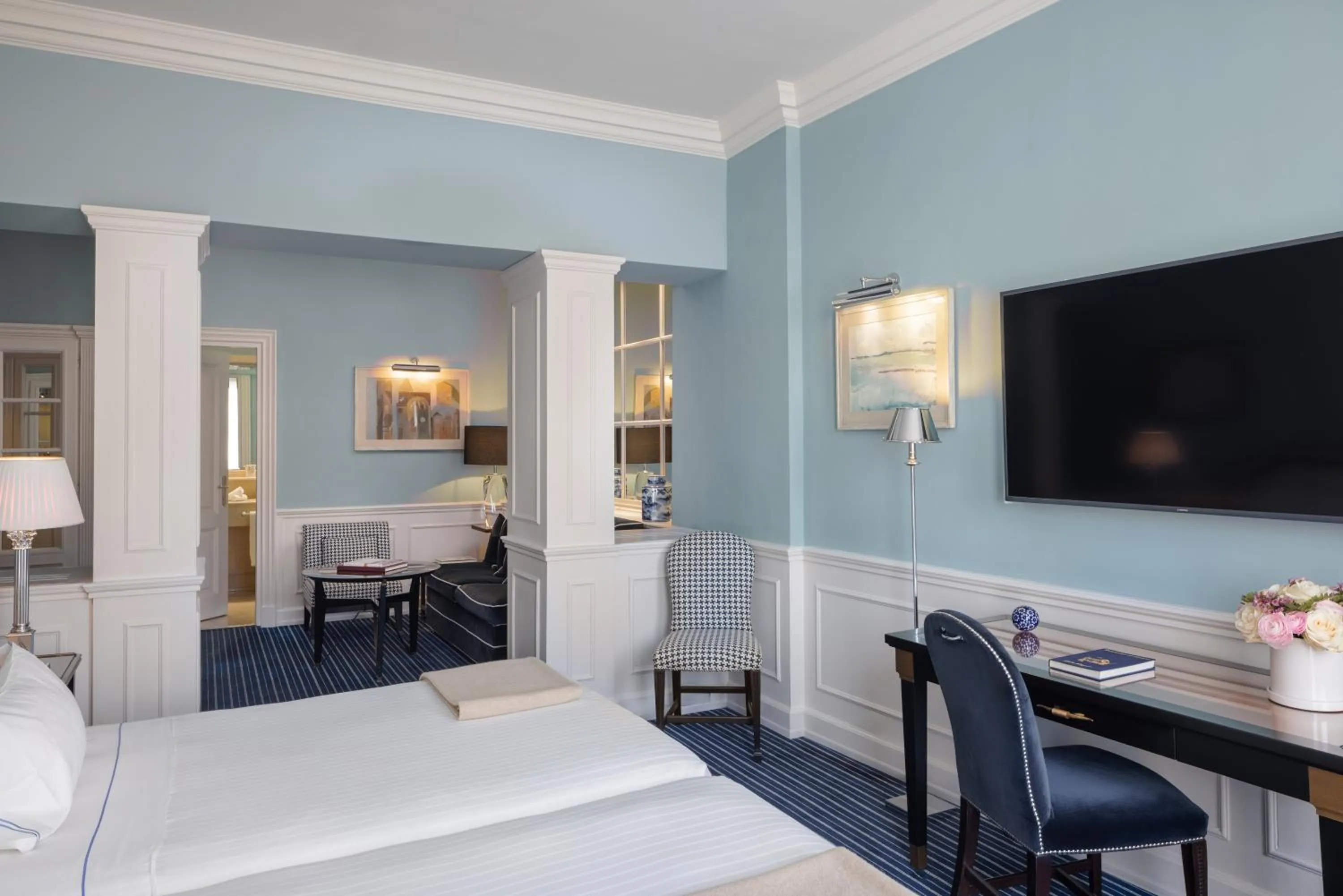 Photo of the whole room, Bed in Hotel Lungarno - Lungarno Collection