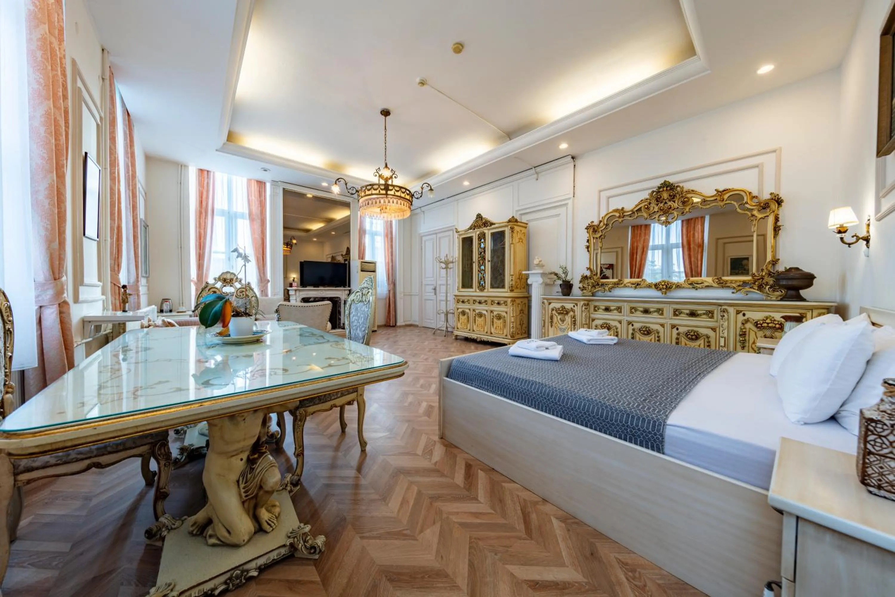 Living room in Cezayir Rooms