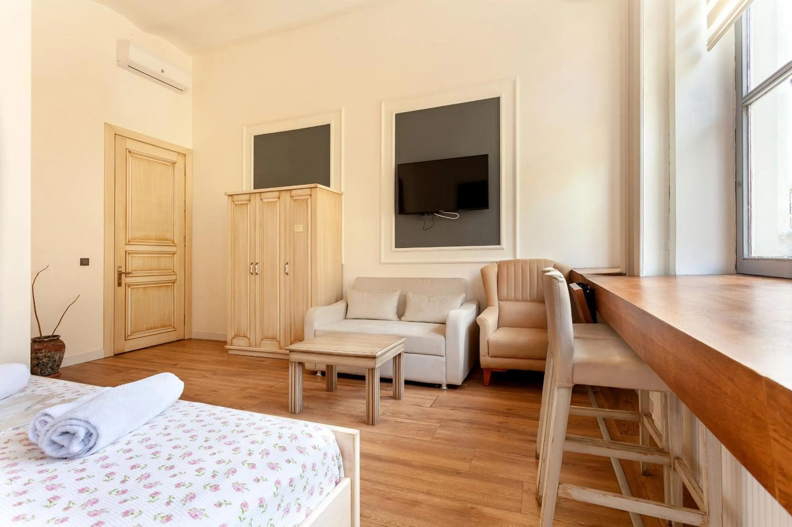 Seating area, Bed in Cezayir Rooms