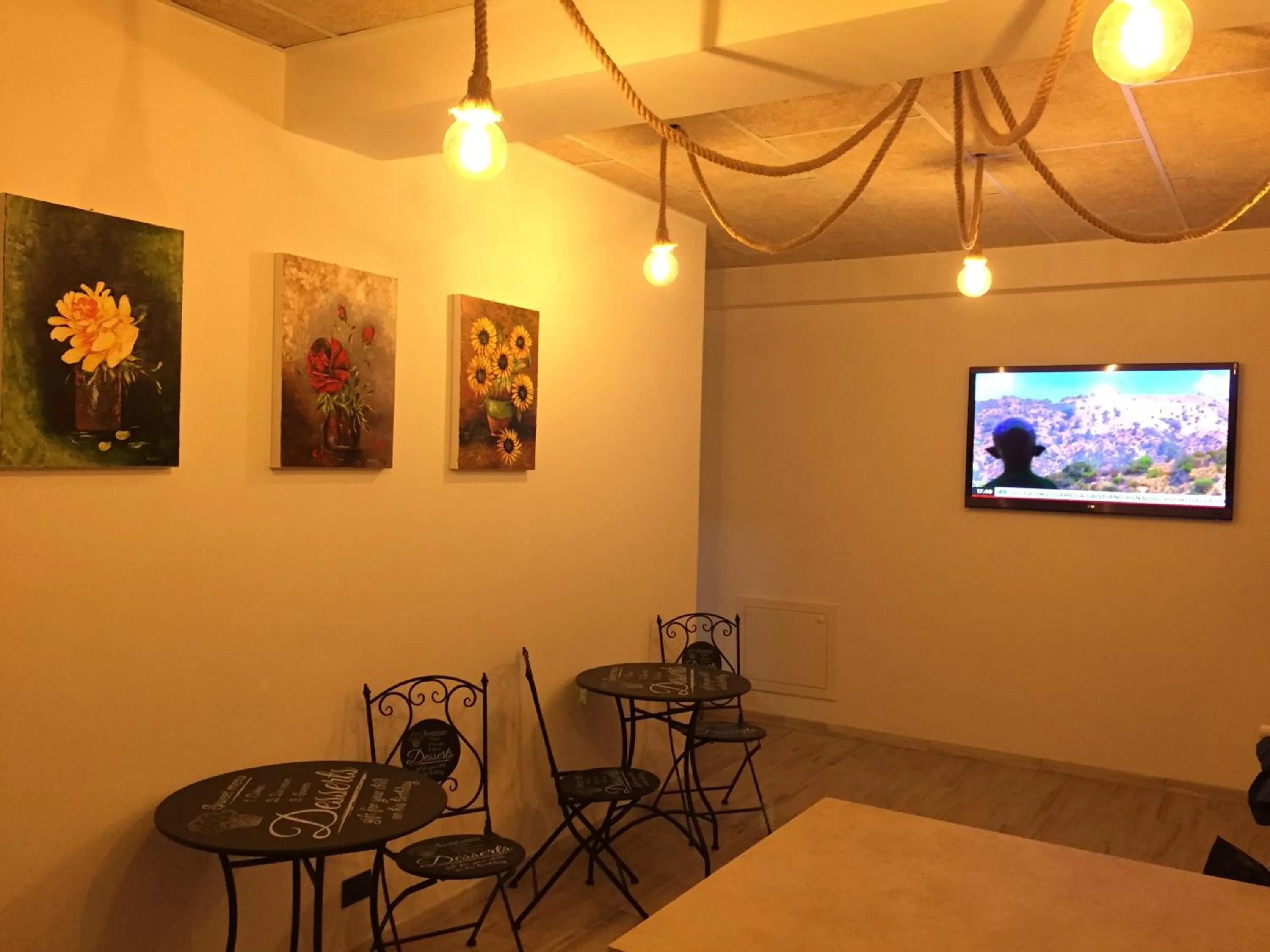 Communal lounge/ TV room in Dely B&B