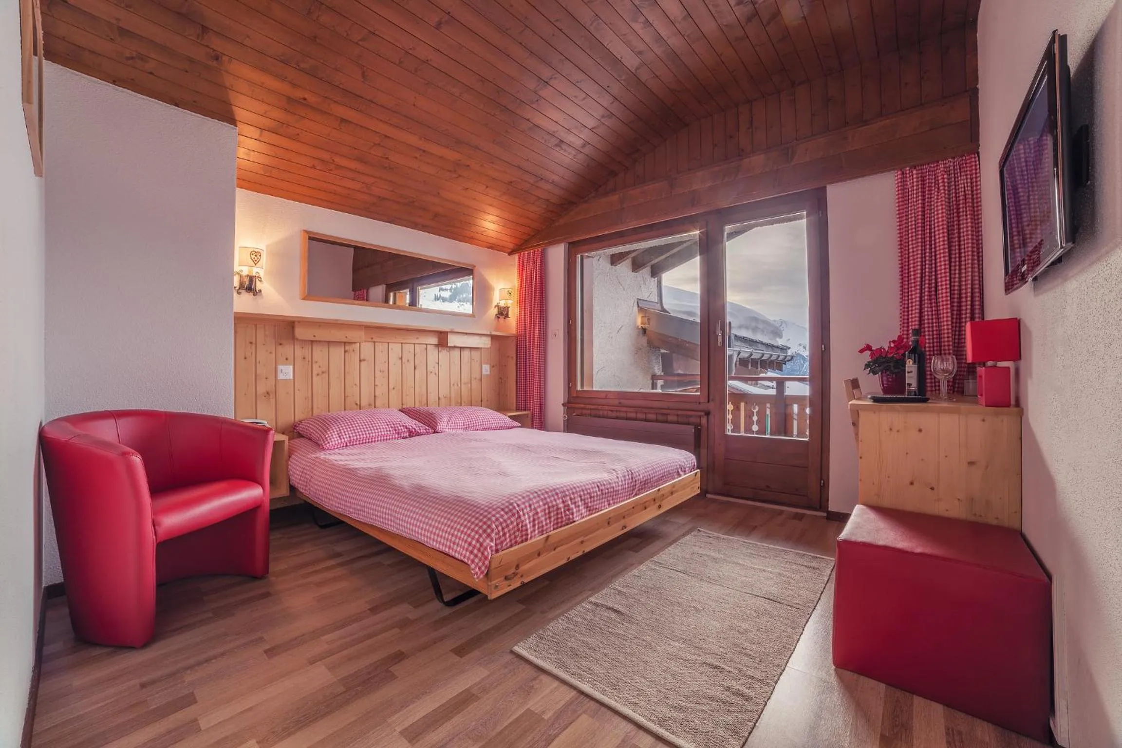 Photo of the whole room, Bed in Hotel Mirabeau