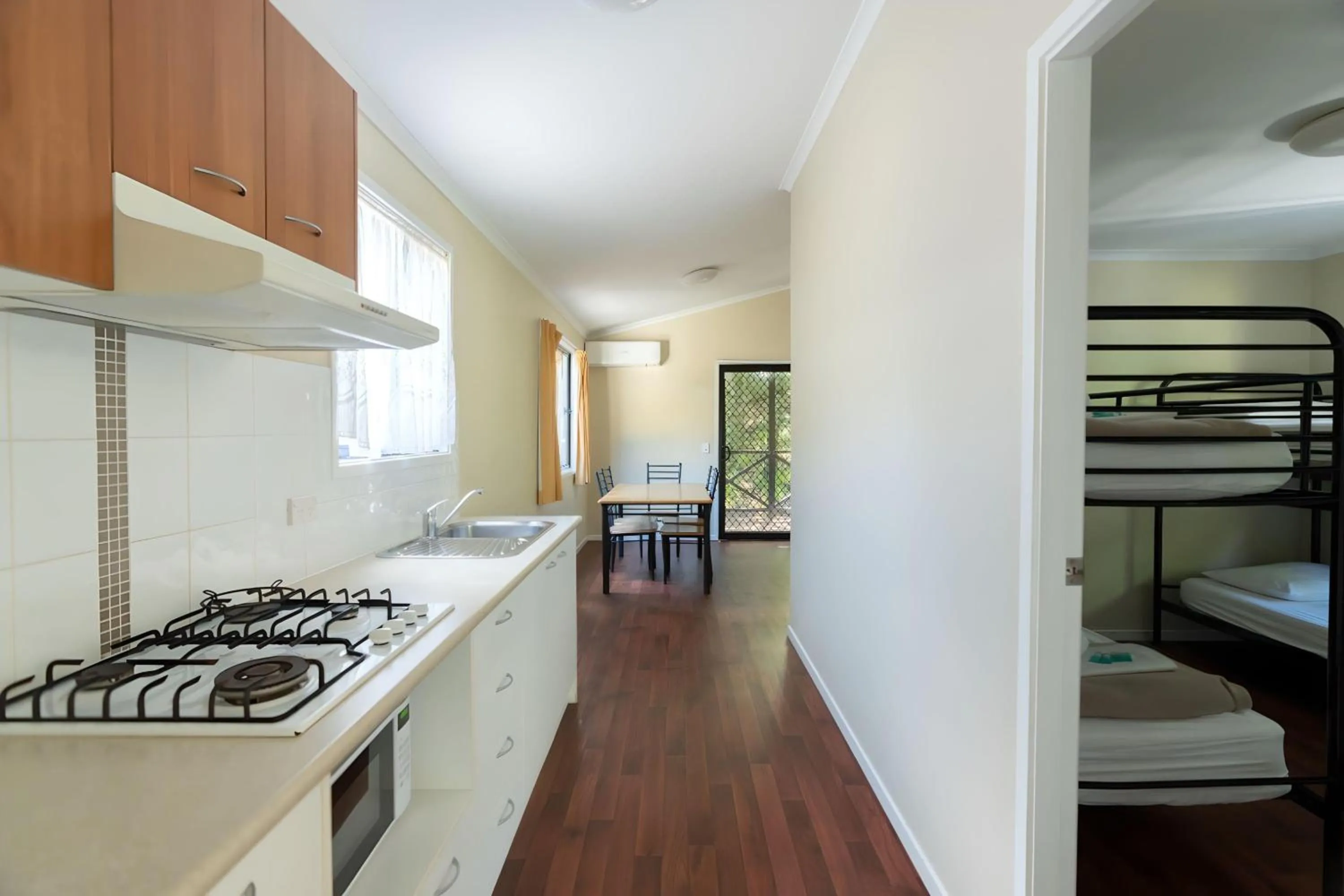 Kitchen or kitchenette, Bed in Tiona Holiday Park