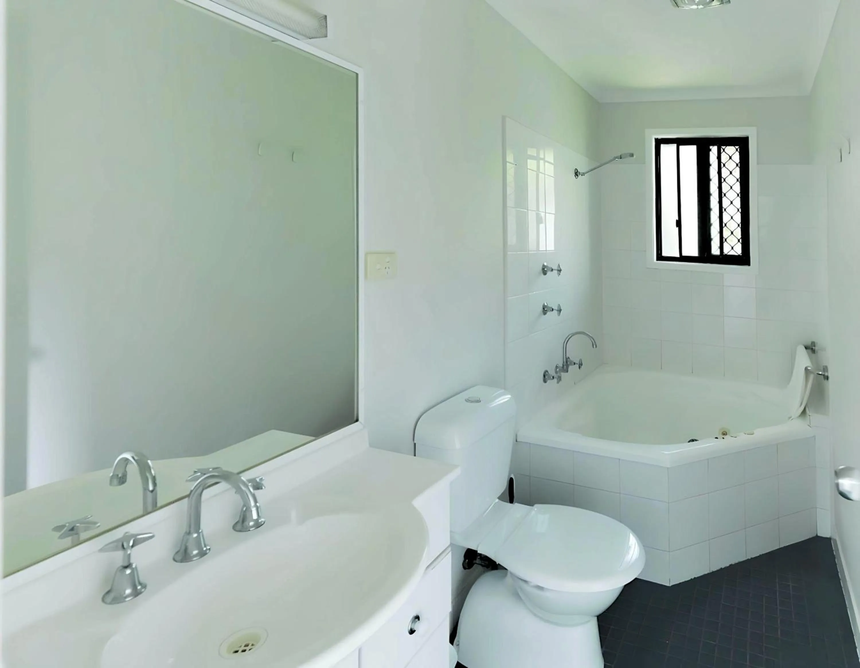 Toilet in Tiona Holiday Park