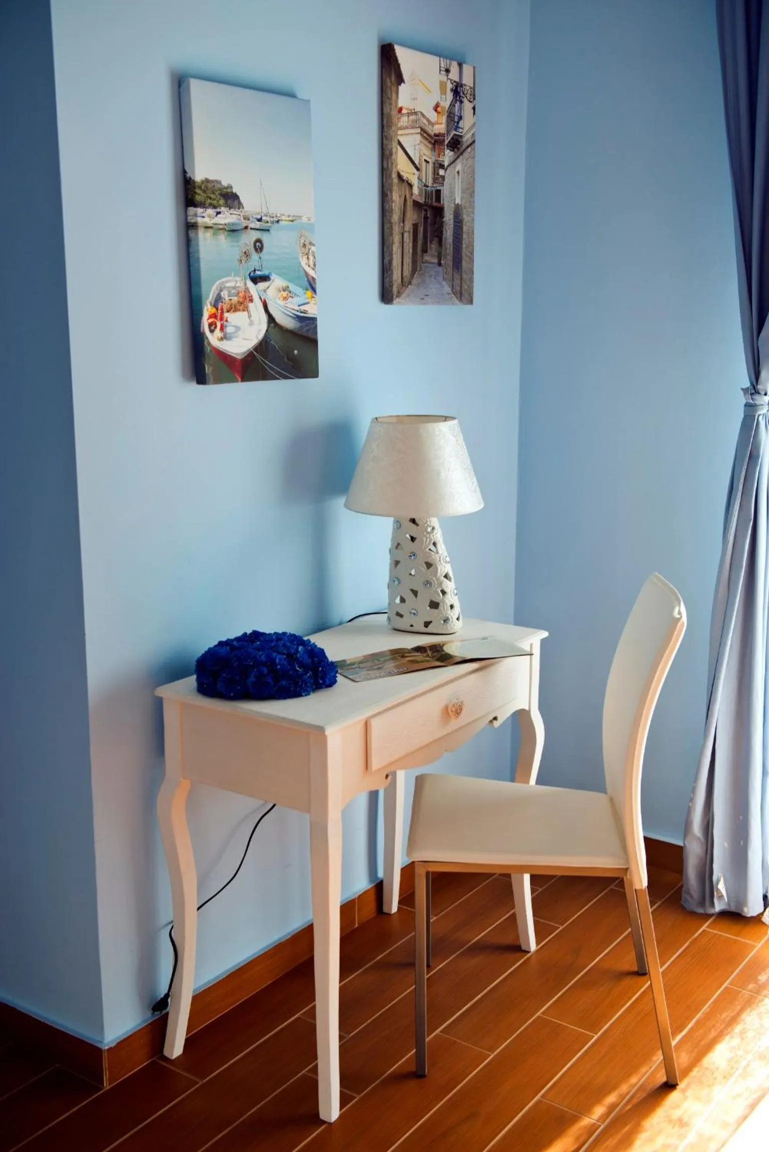 Decorative detail in I Delfini