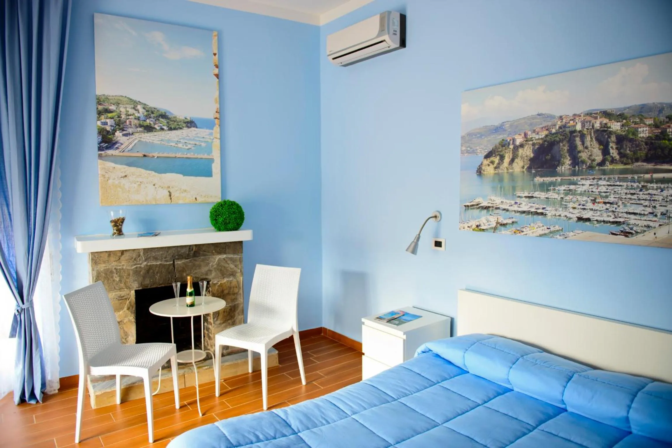 Photo of the whole room in I Delfini