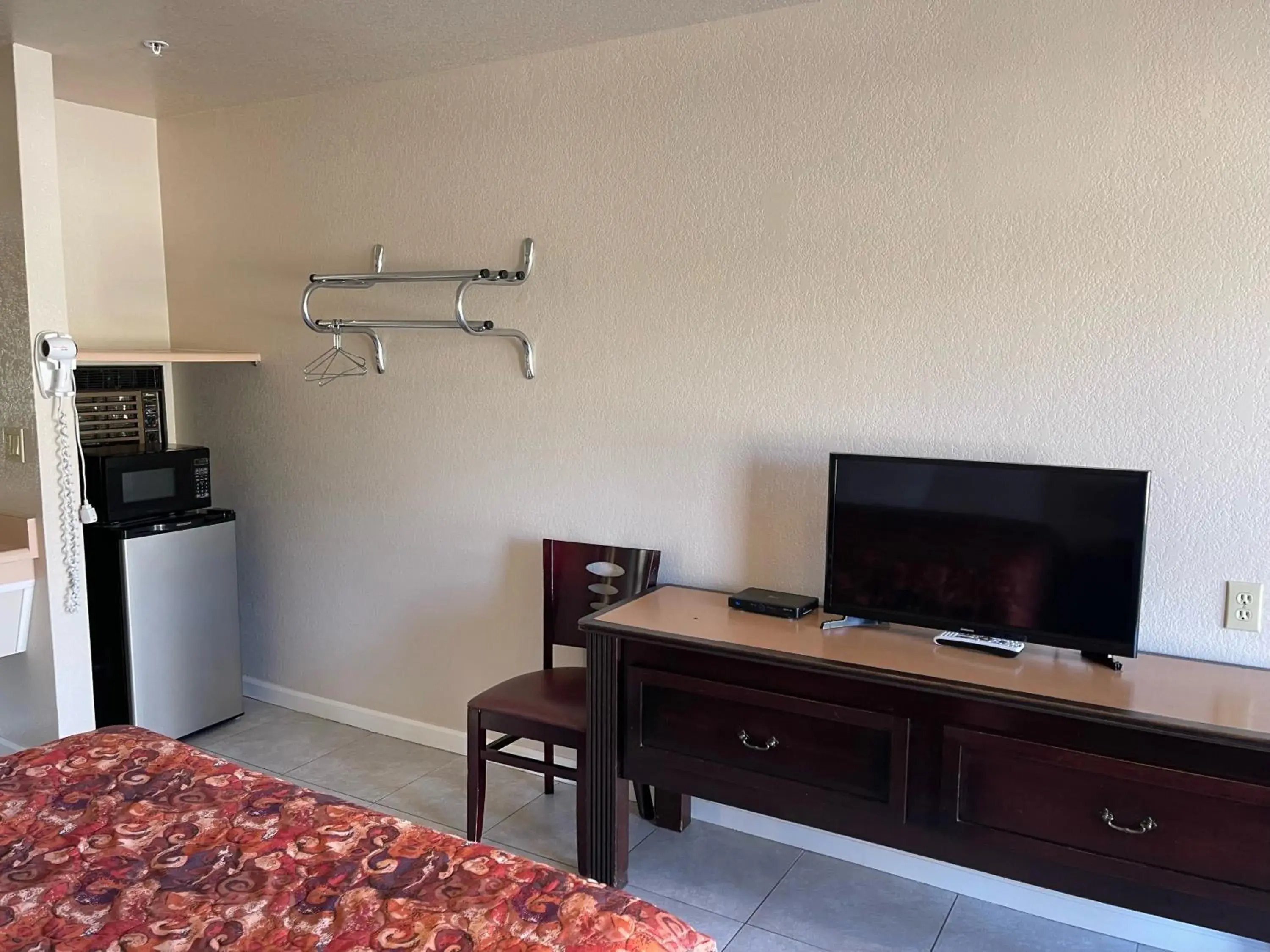 Budget Double Room in Soledad Motel 8 Budget Double Room in Soledad Motel 8