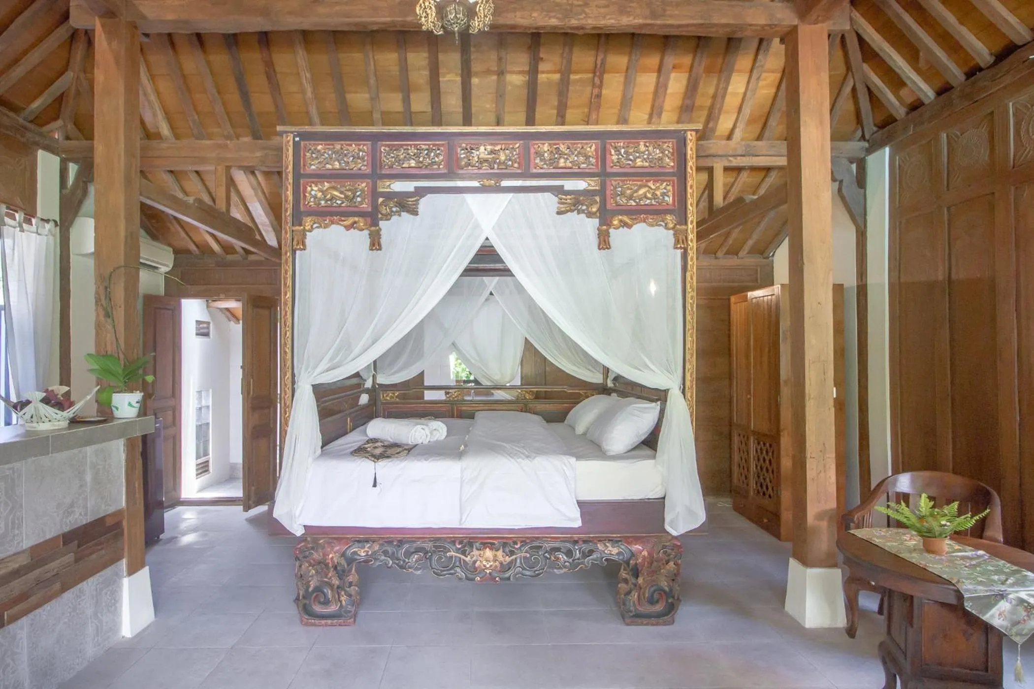 Bed in Red Gong
