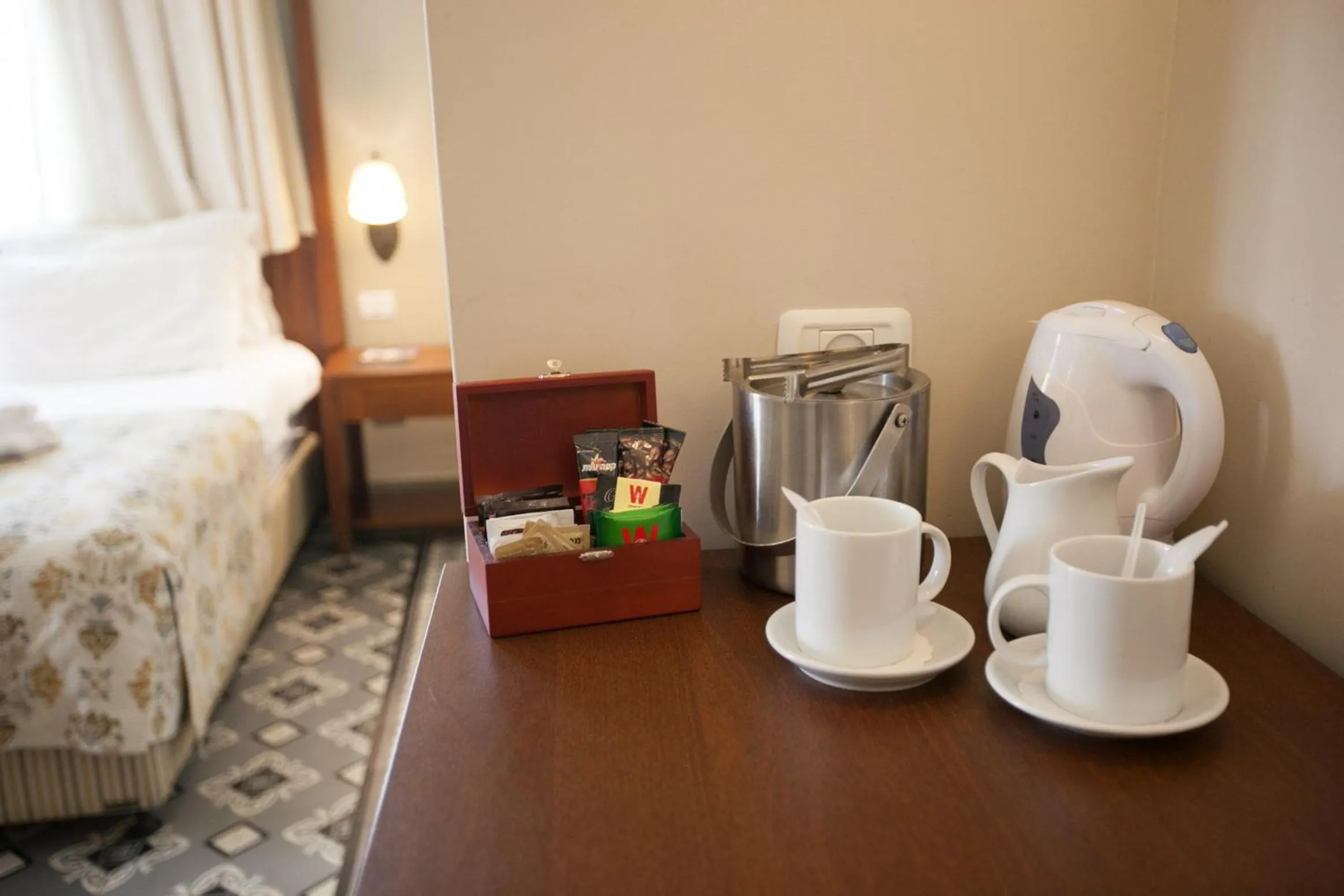 Coffee/tea facilities, Bed in The Colony Hotel