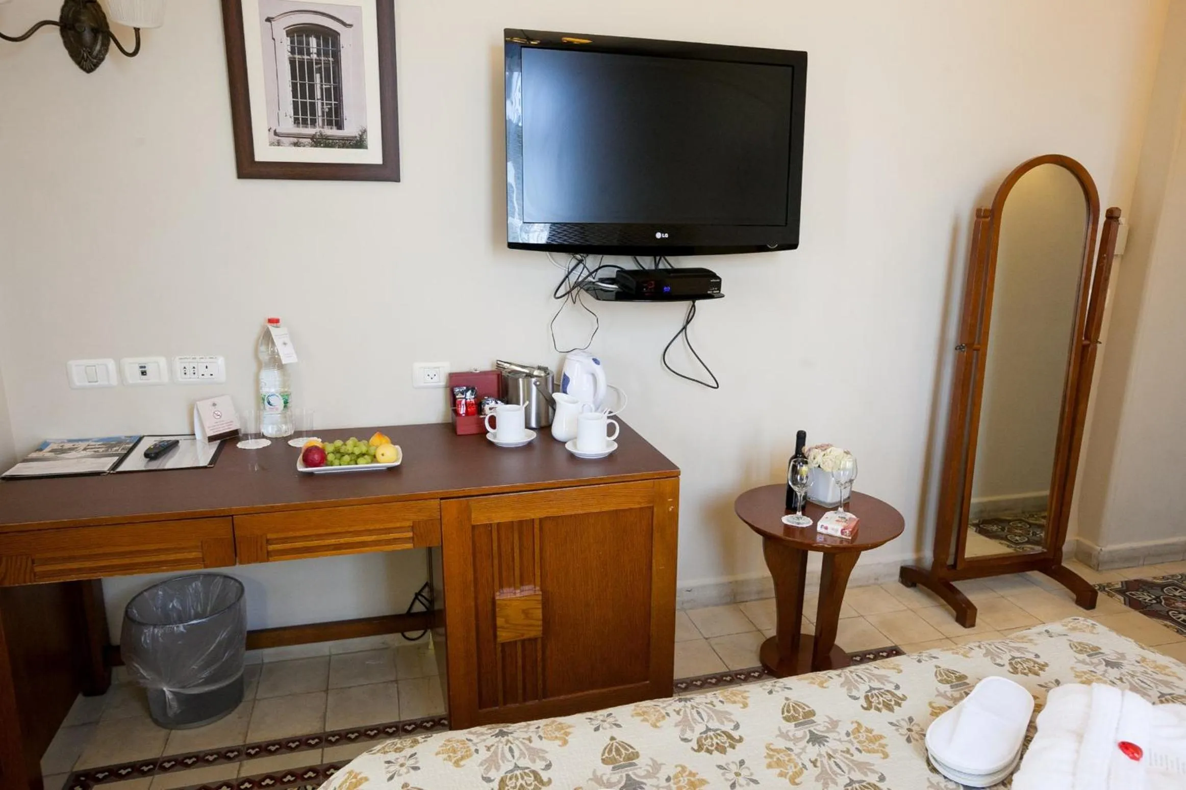 TV and multimedia, Bed in The Colony Hotel