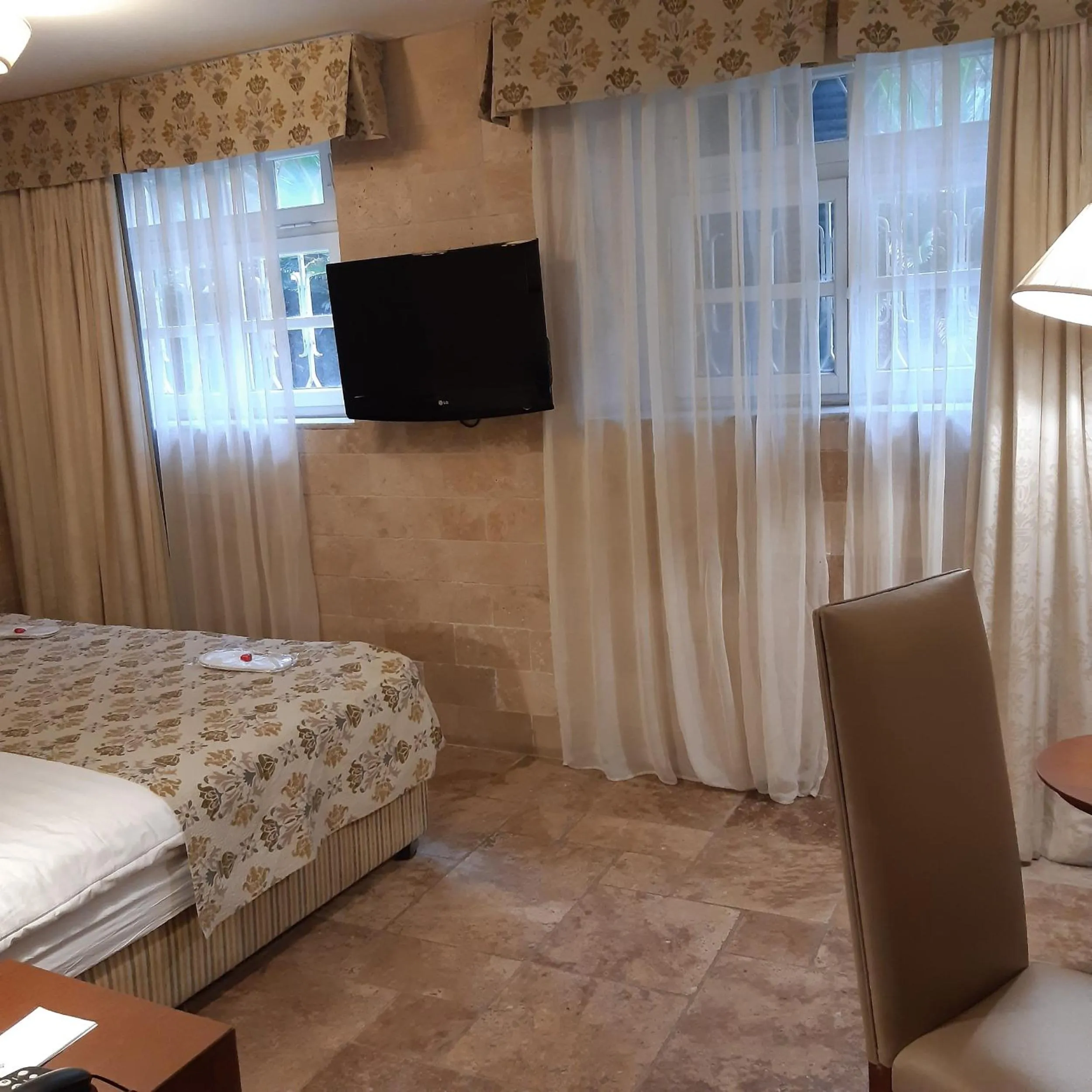 Photo of the whole room, Bed in The Colony Hotel