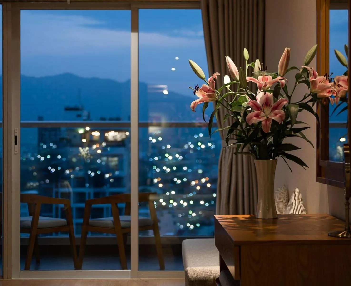 Quiet street view in Le's Cham Hotel