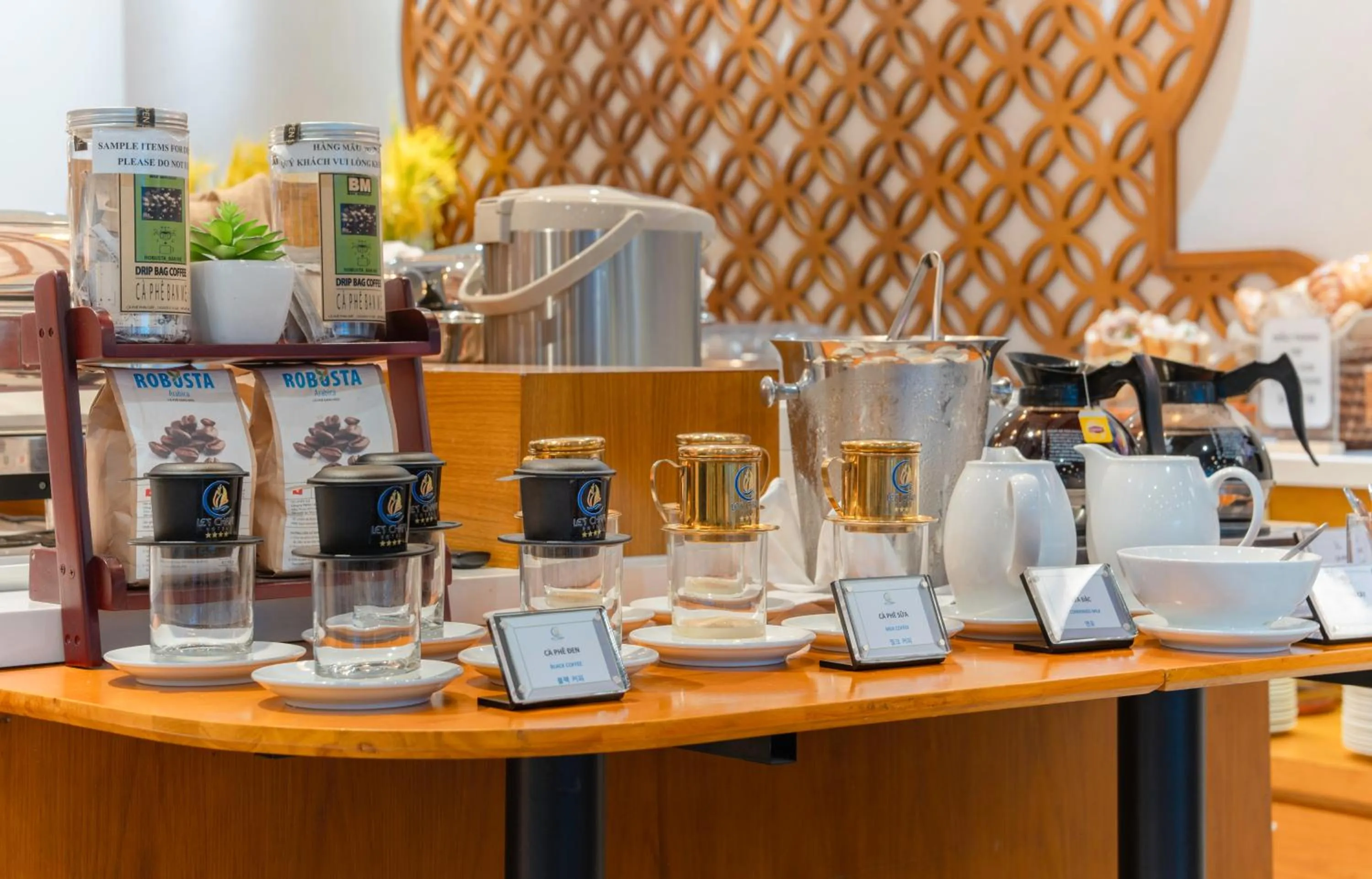 Food and drinks in Le's Cham Hotel