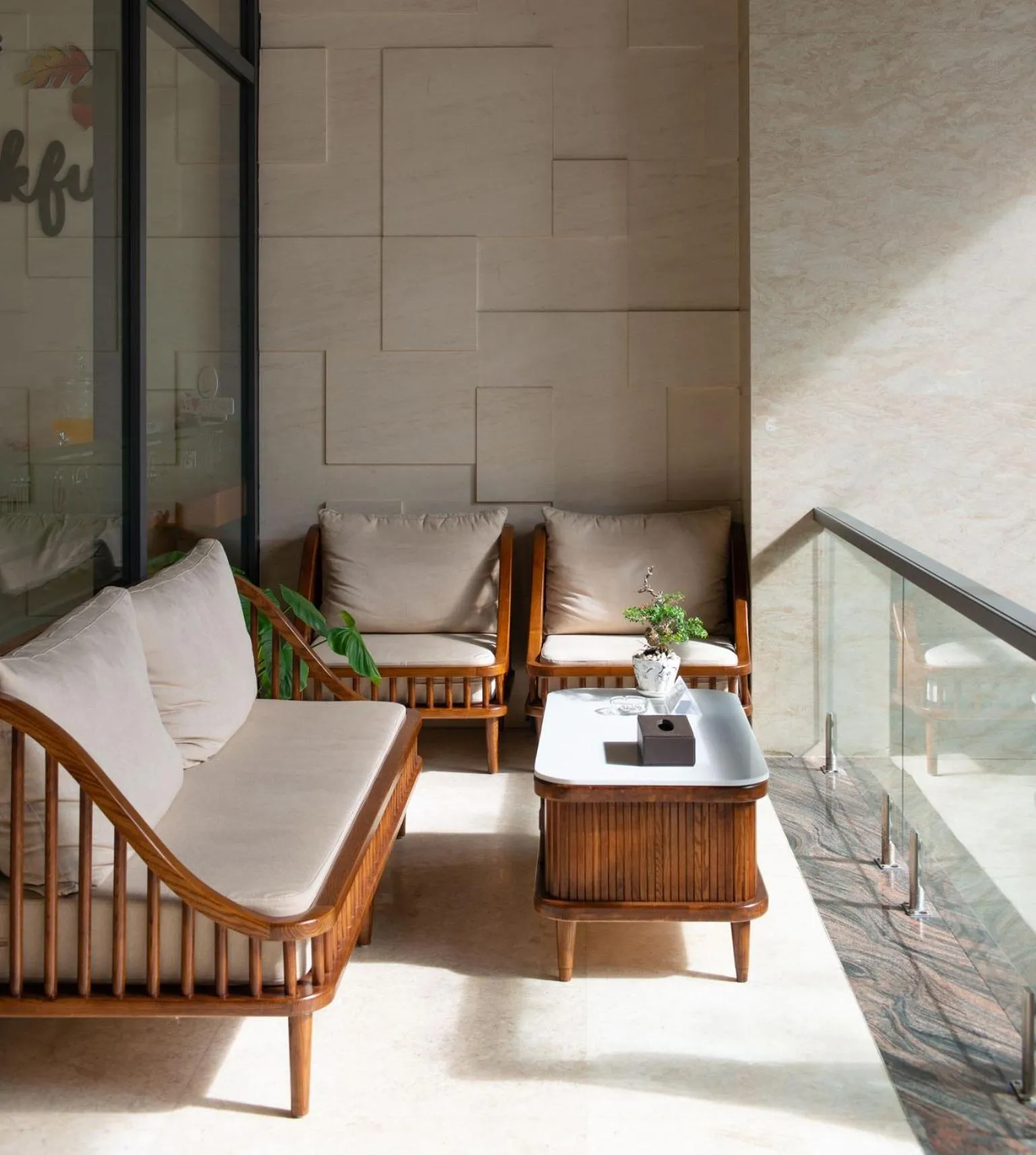 Patio in Le's Cham Hotel