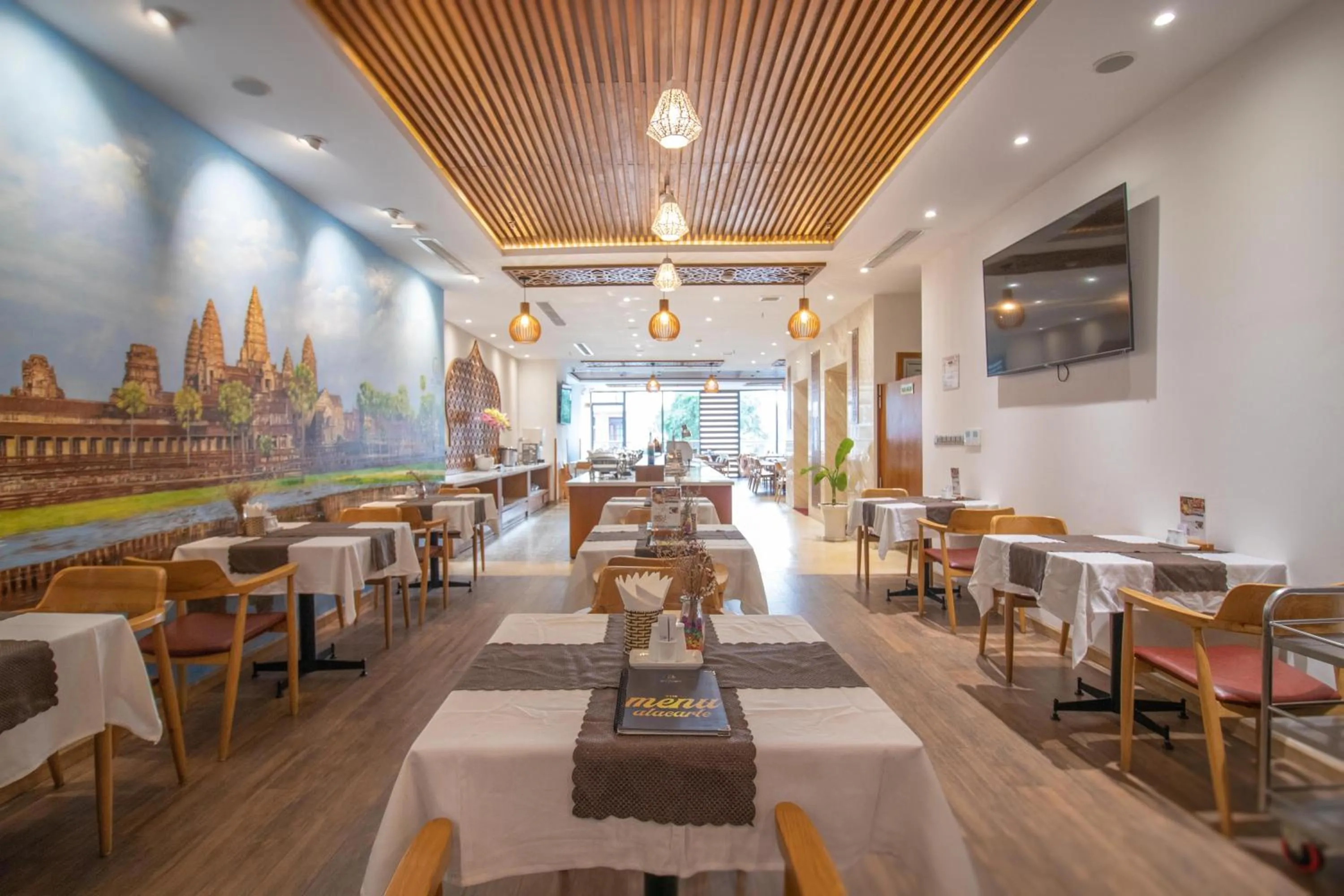 Restaurant/places to eat in Le's Cham Hotel