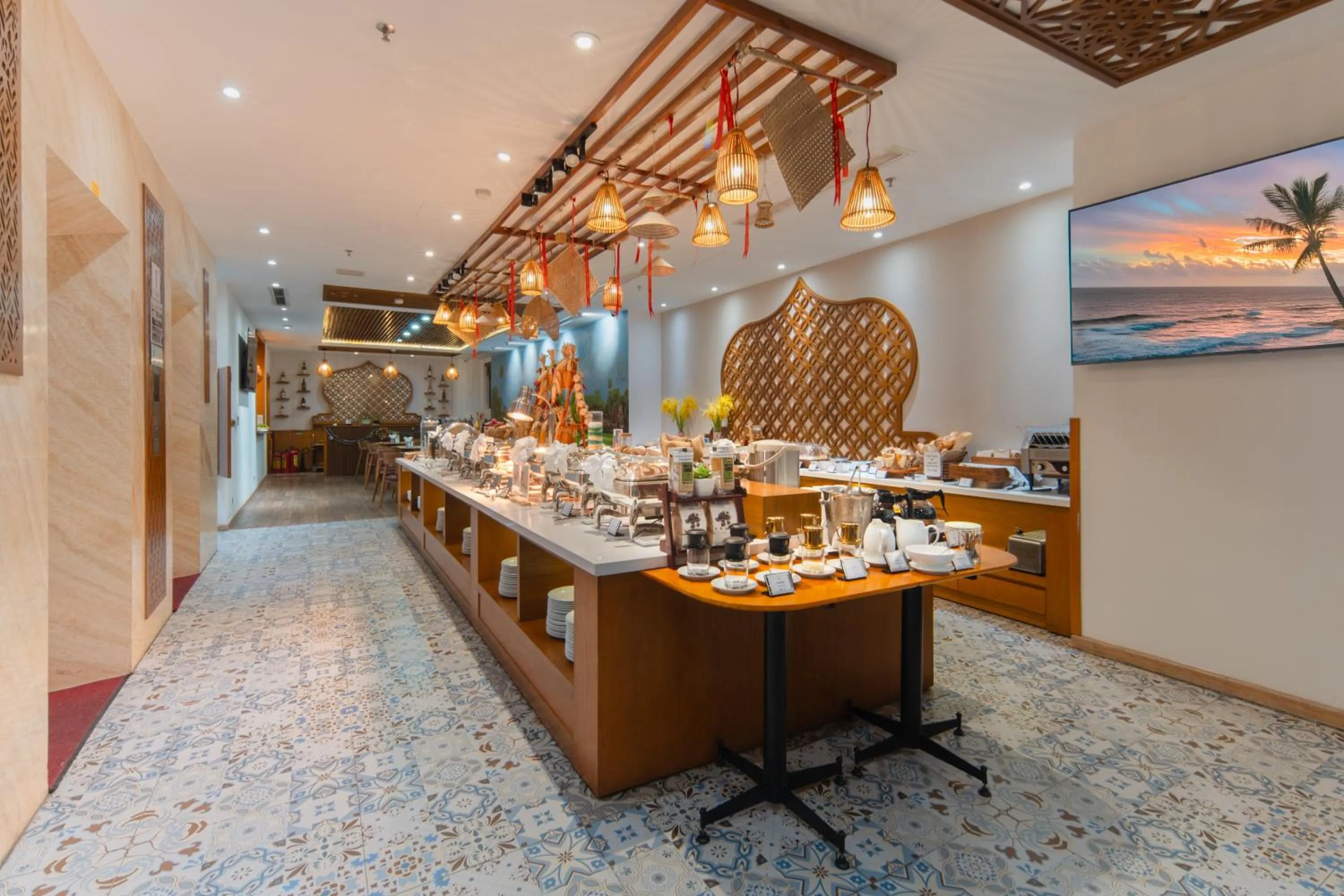 Restaurant/places to eat in Le's Cham Hotel