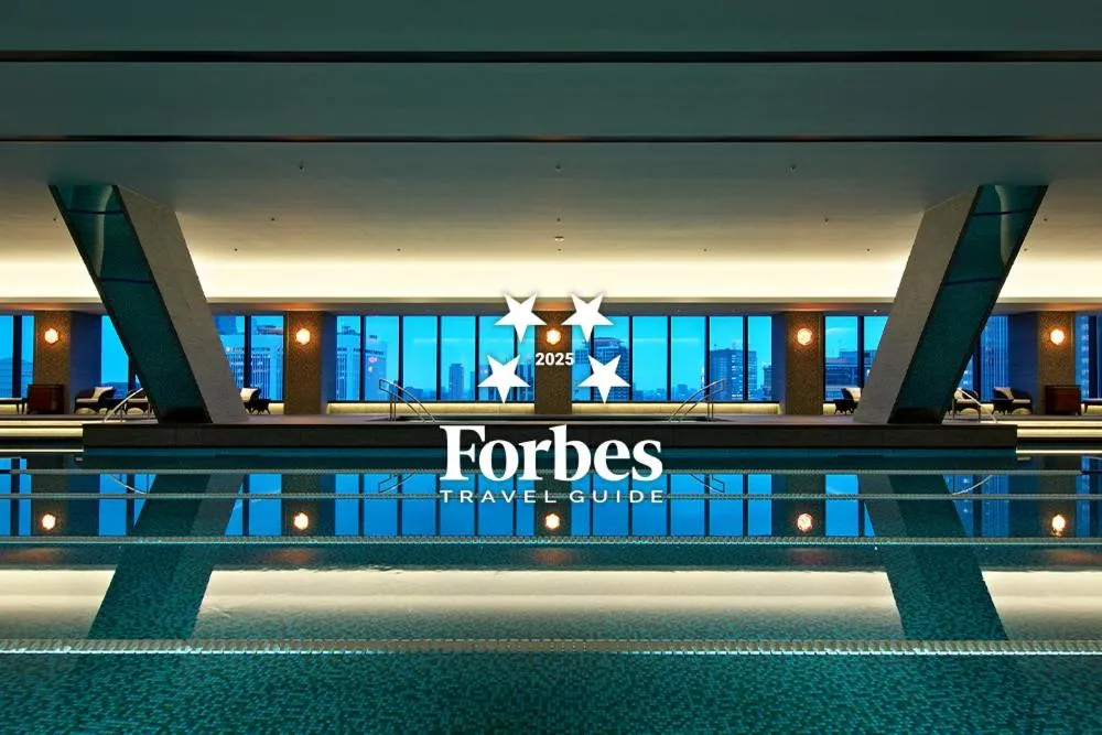 Swimming pool in The Okura Tokyo