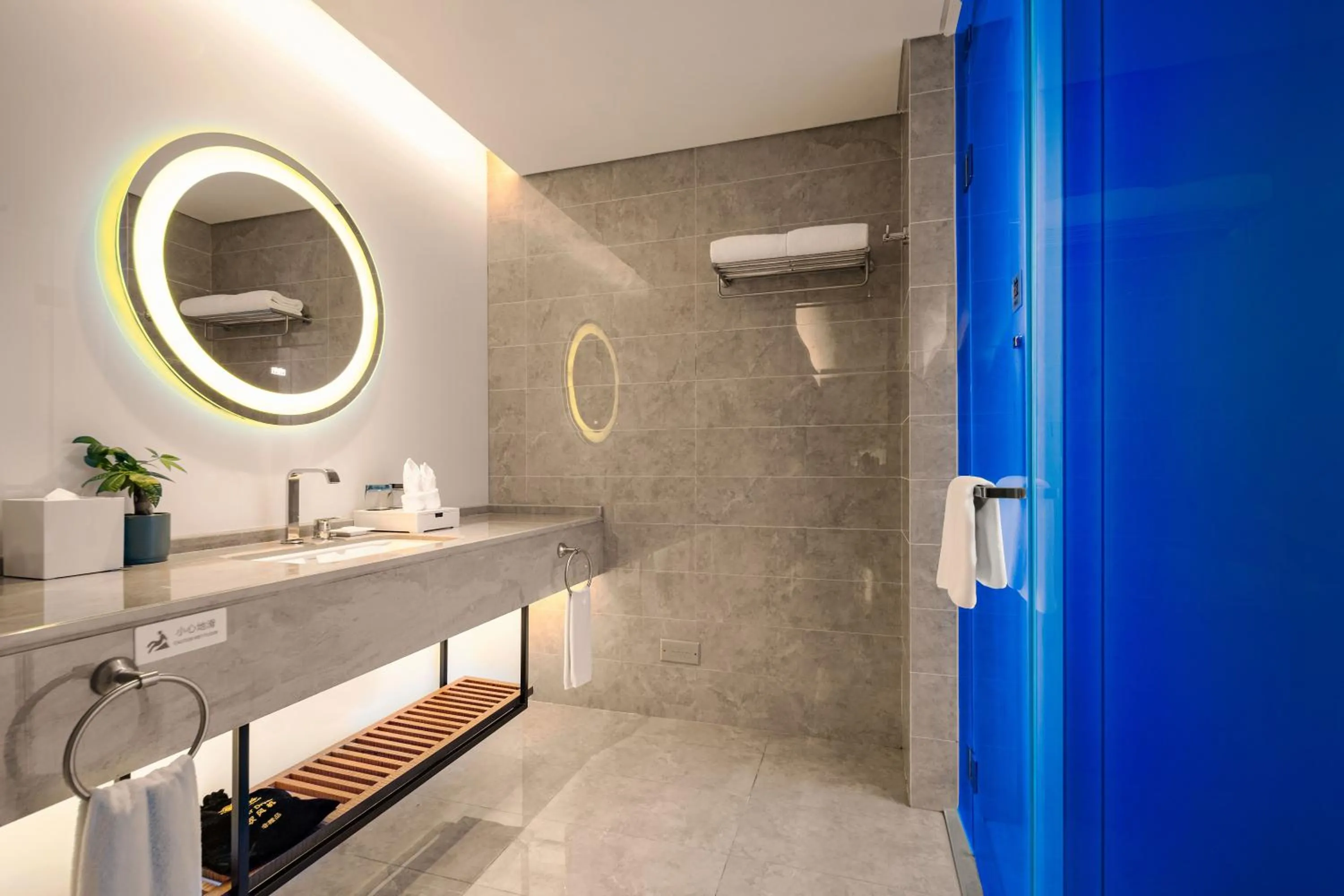 Bathroom in Hisilk Artwork Center Fliport Coso Hotel