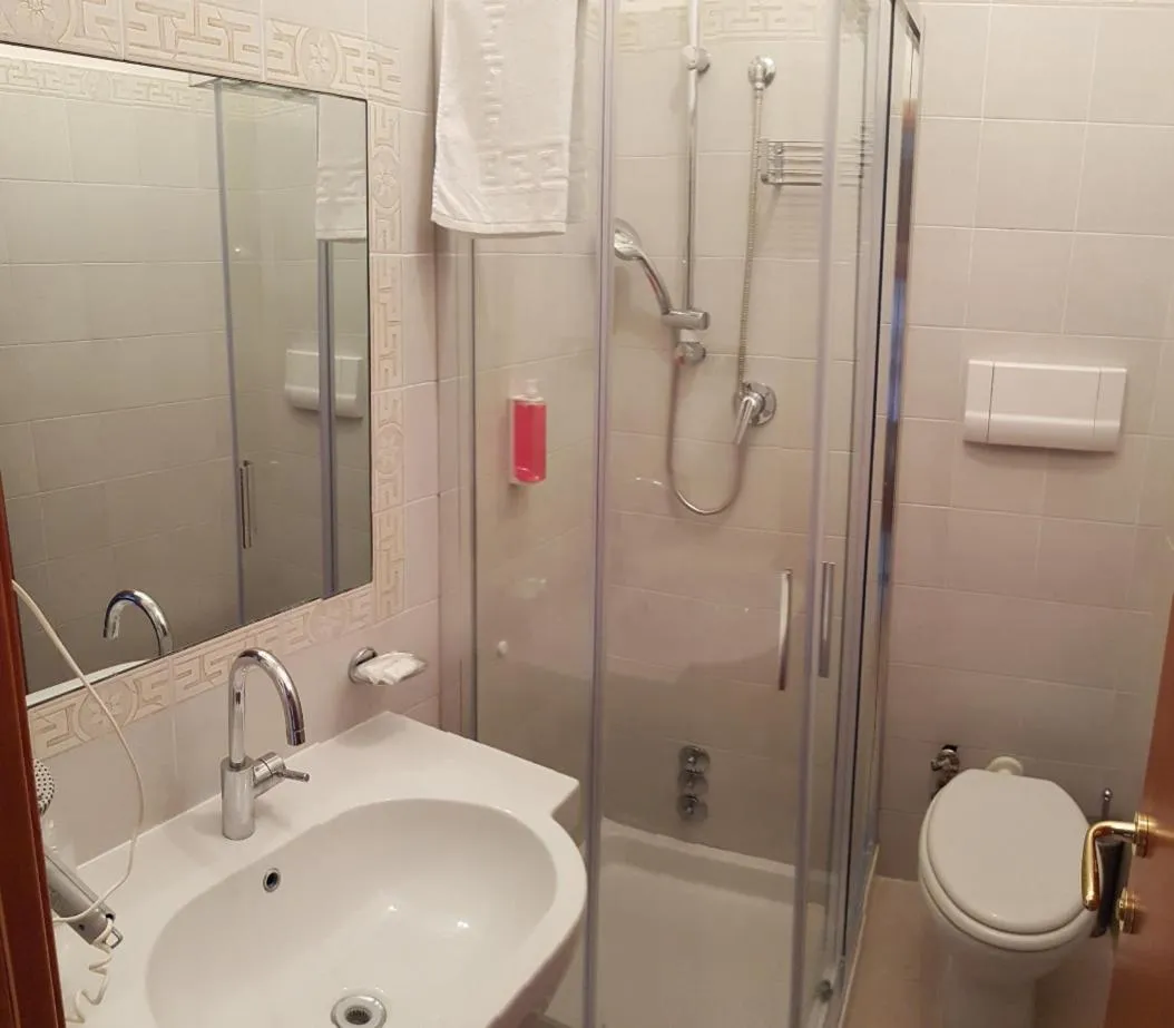 Shower in Hotel Excelsior