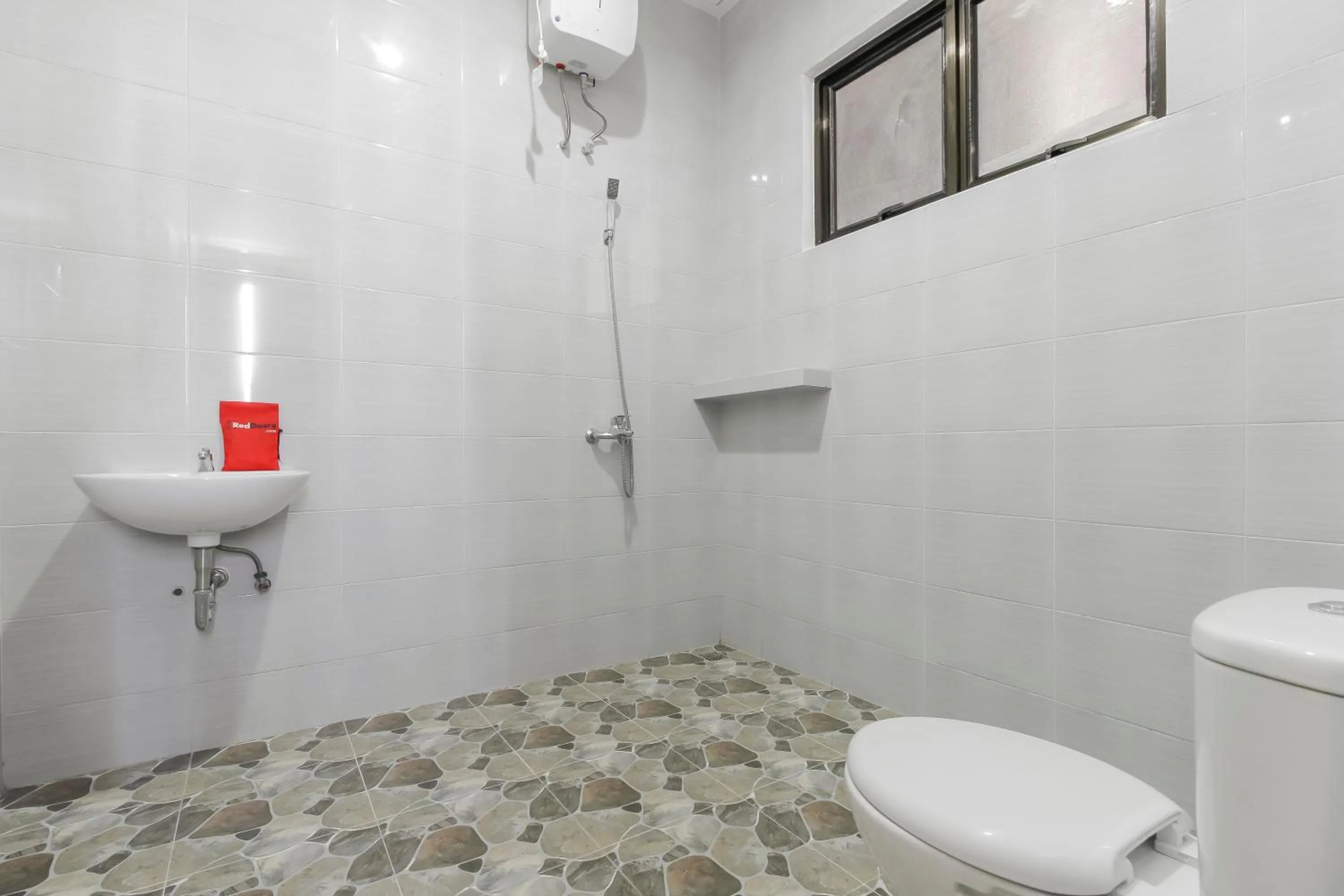 Bathroom in RedDoorz Premium @ Setiabudi Medan