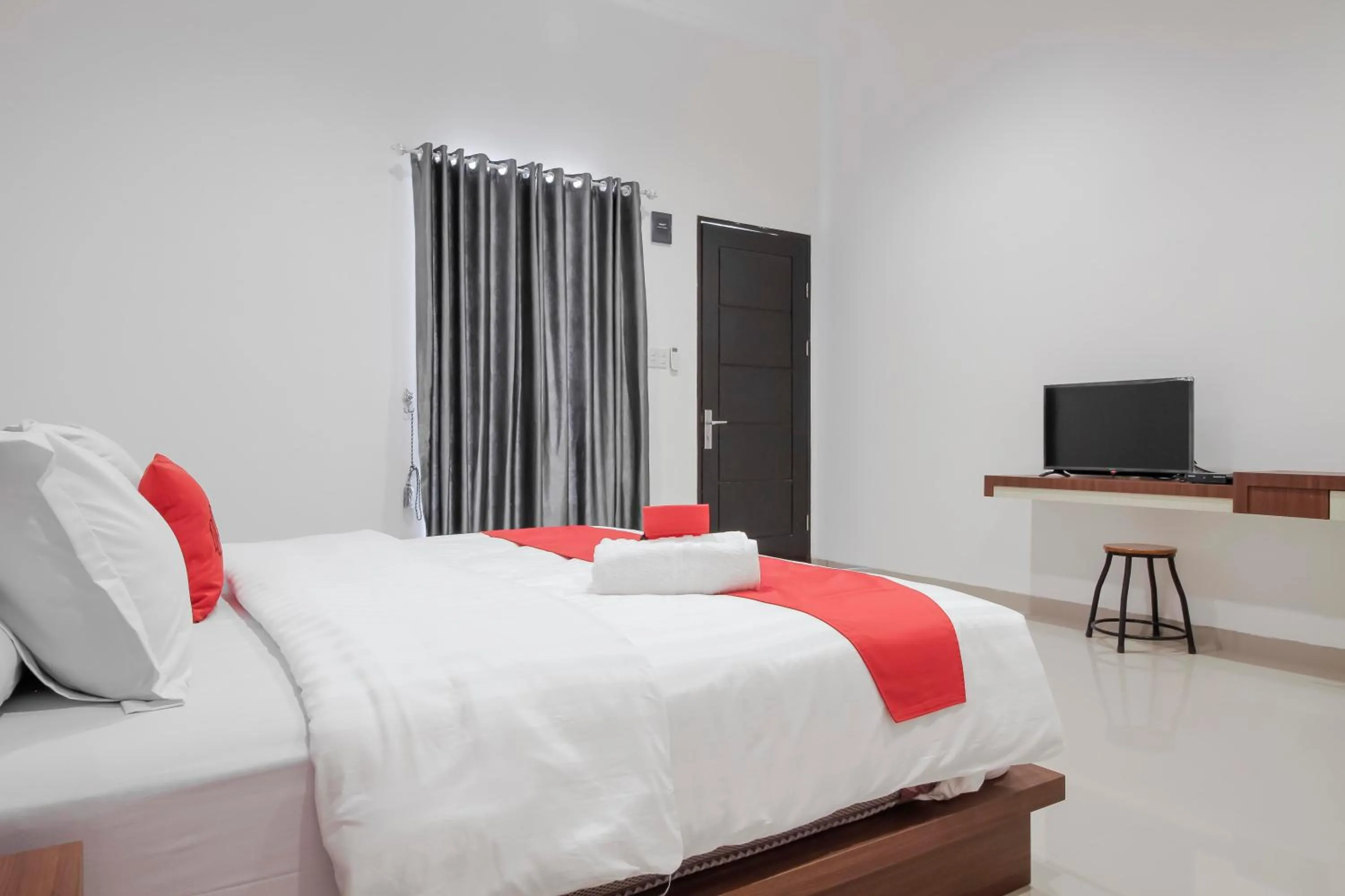 Bedroom, Bed in RedDoorz Premium @ Setiabudi Medan