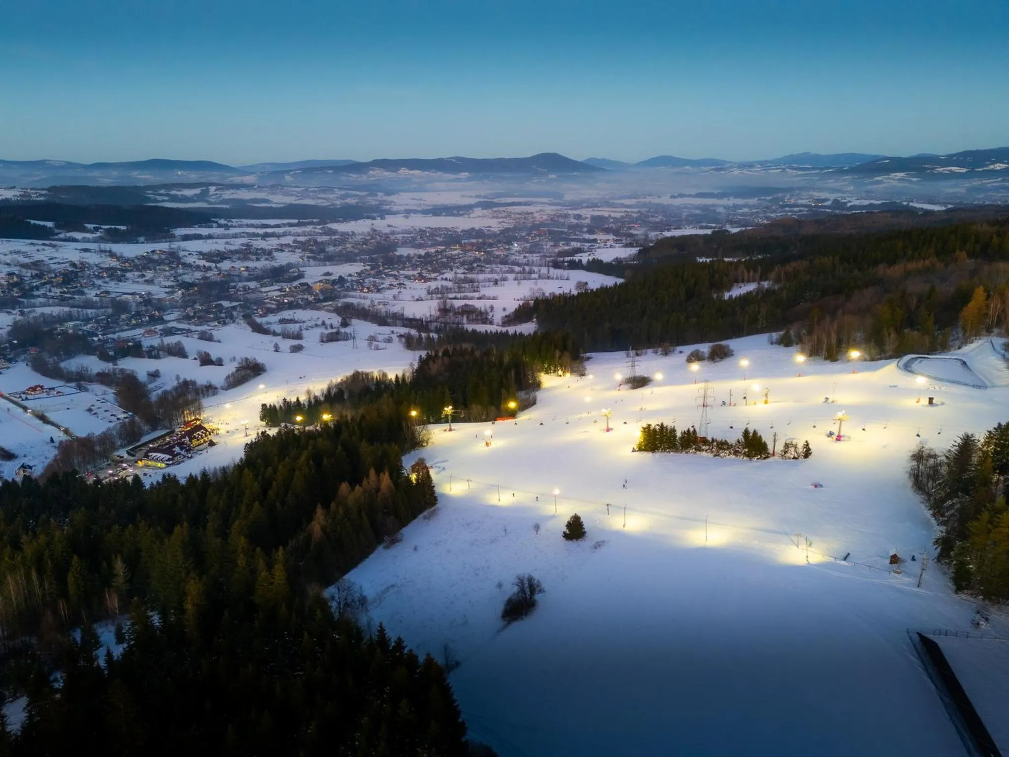 Property building in Hotel Kompleks Beskid z basenem i stokiem narciarskim - blisko Babiej Góry
