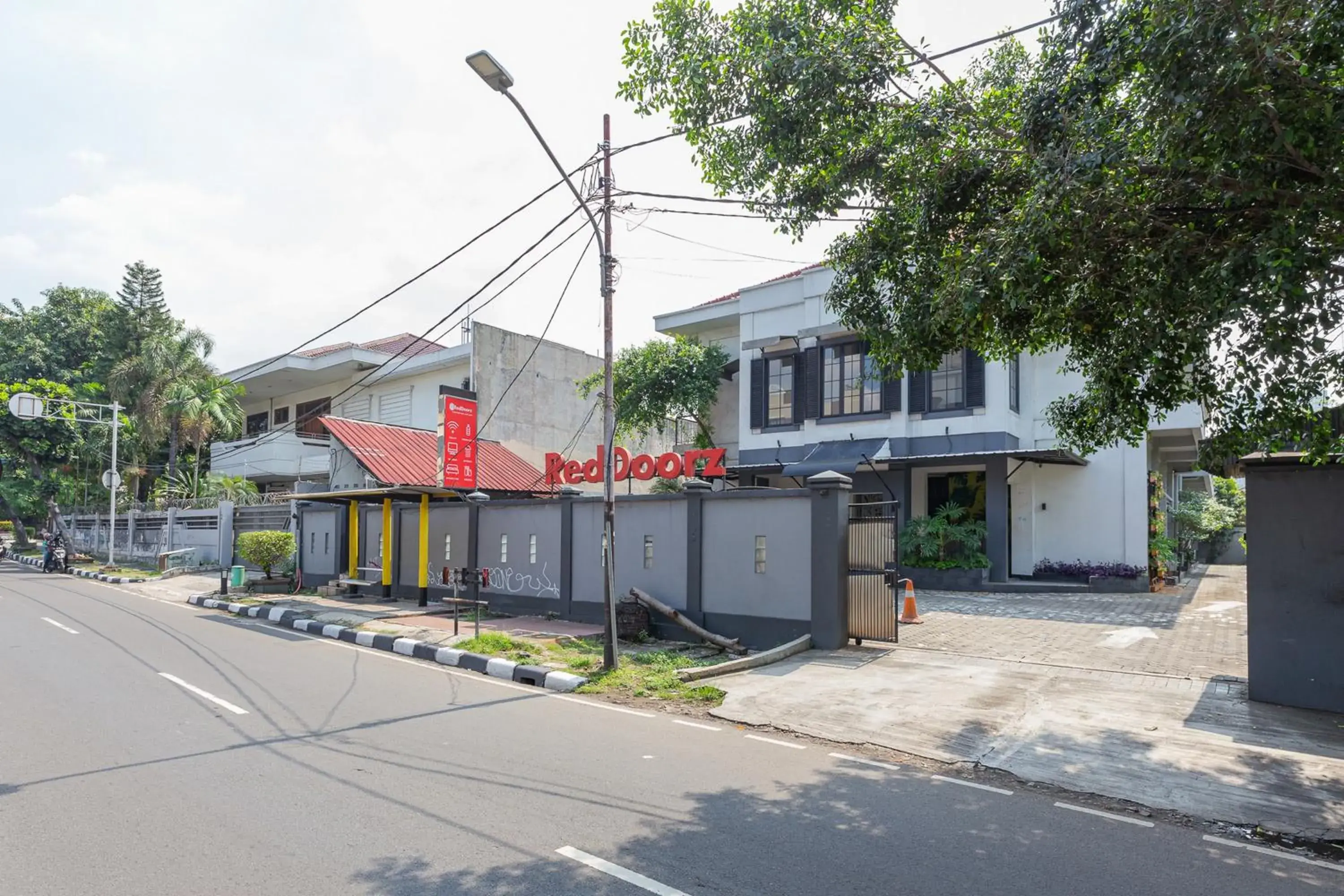 Facade/entrance in RedDoorz Plus near Mall Slipi Jaya Facade/entrance in RedDoorz Plus near Mall Slipi Jaya