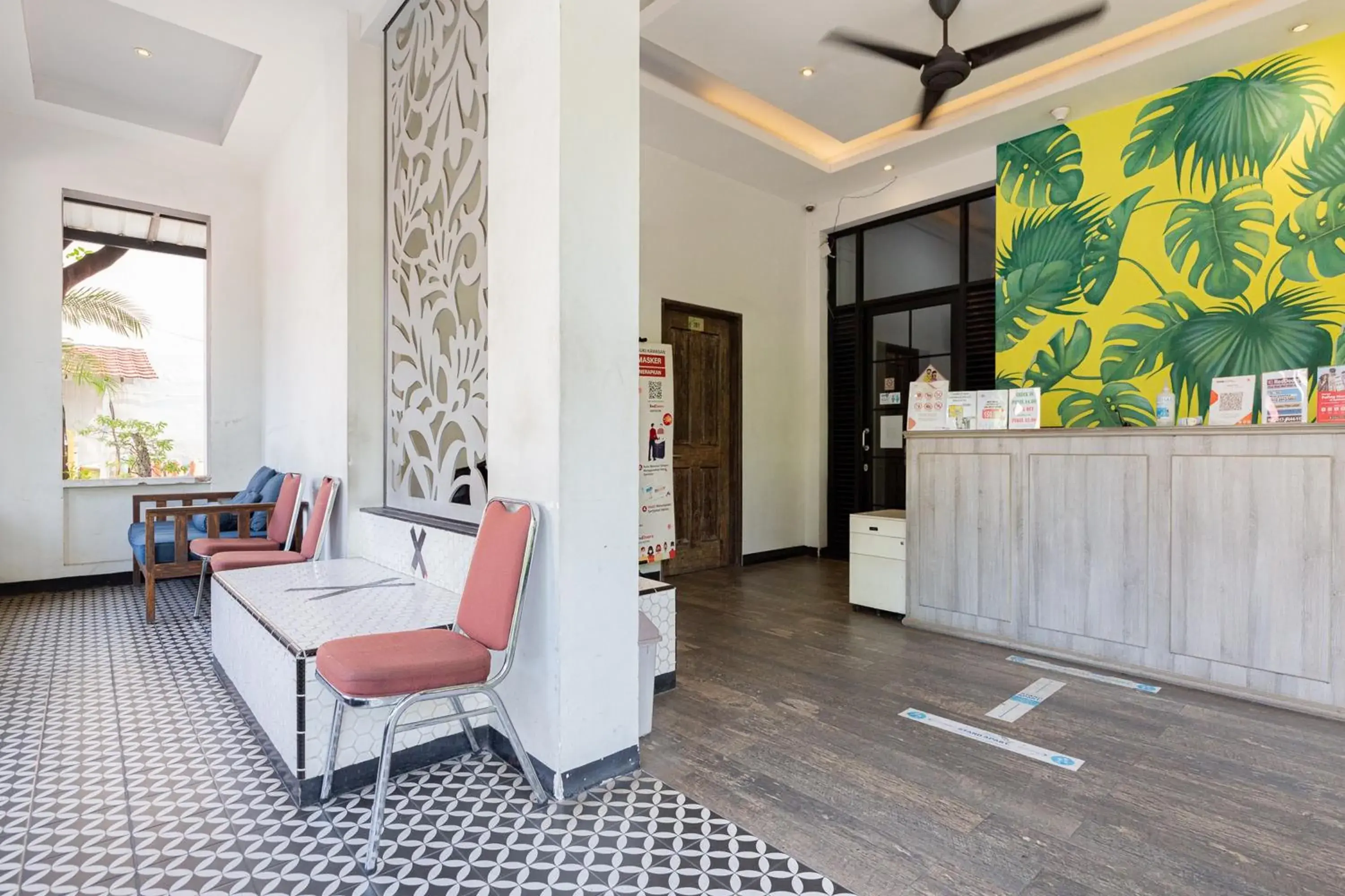 Lobby or reception in RedDoorz Plus near Mall Slipi Jaya Lobby or reception in RedDoorz Plus near Mall Slipi Jaya