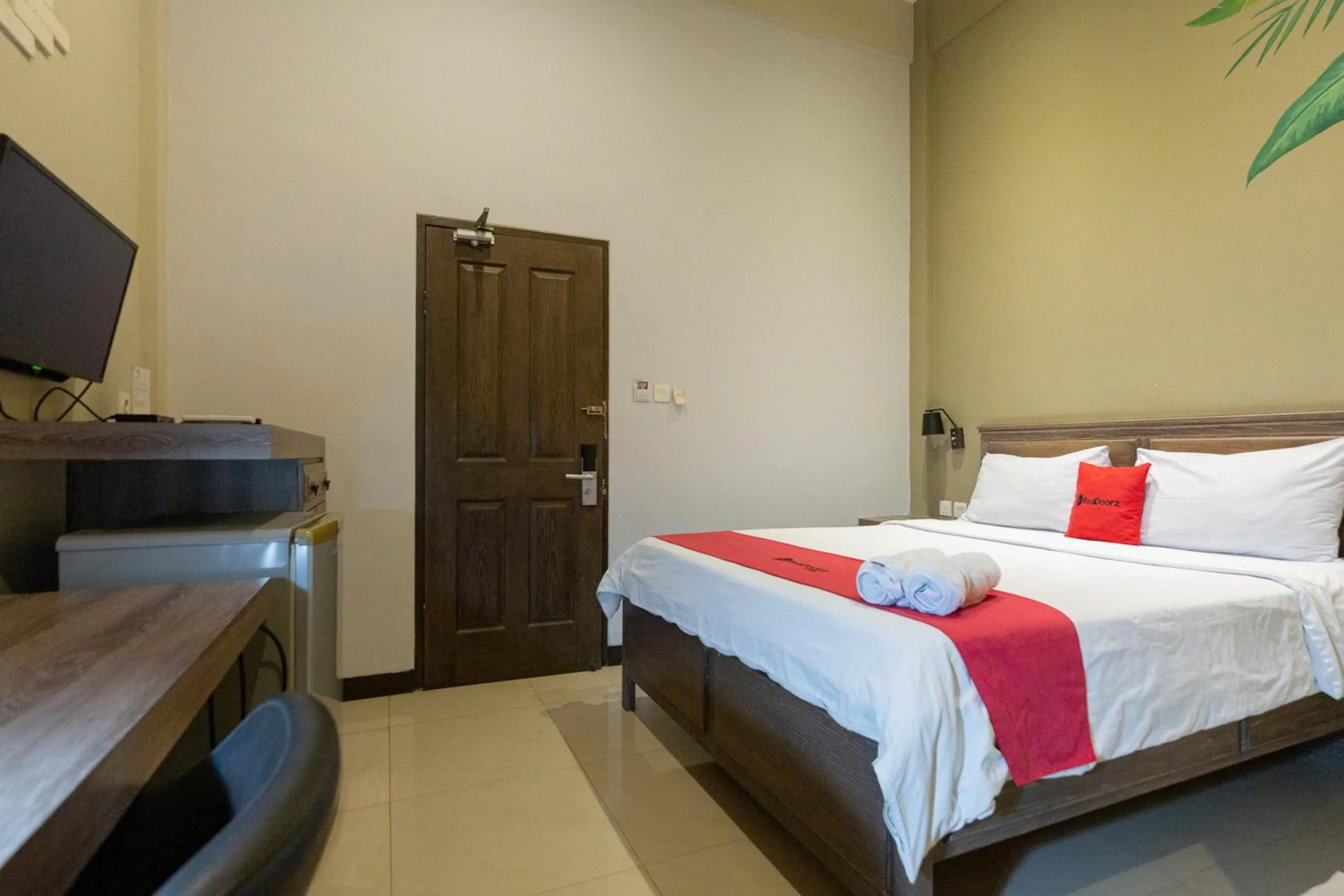 Bedroom, Bed in RedDoorz Plus near Mall Slipi Jaya