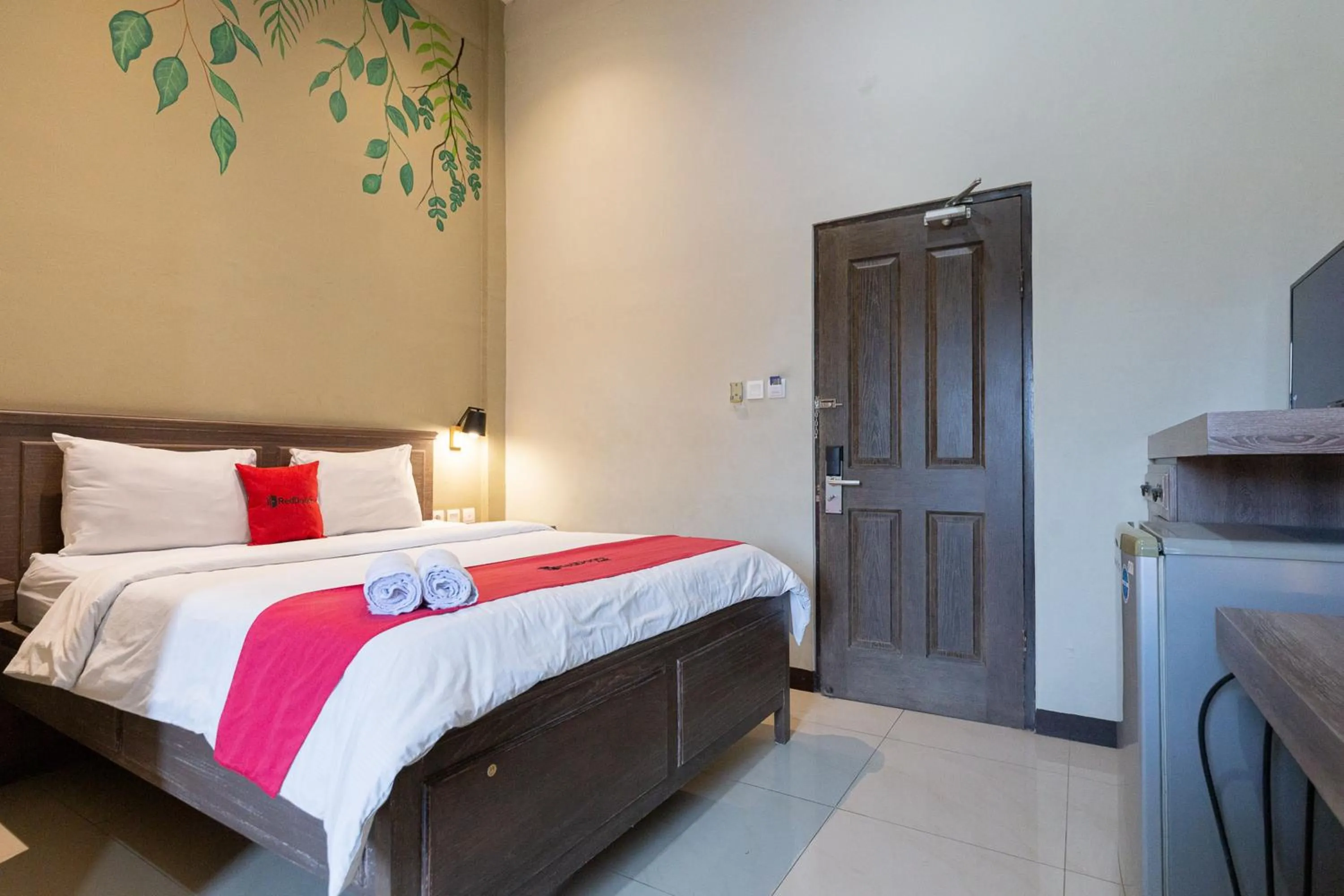 Bedroom, Bed in RedDoorz Plus near Mall Slipi Jaya