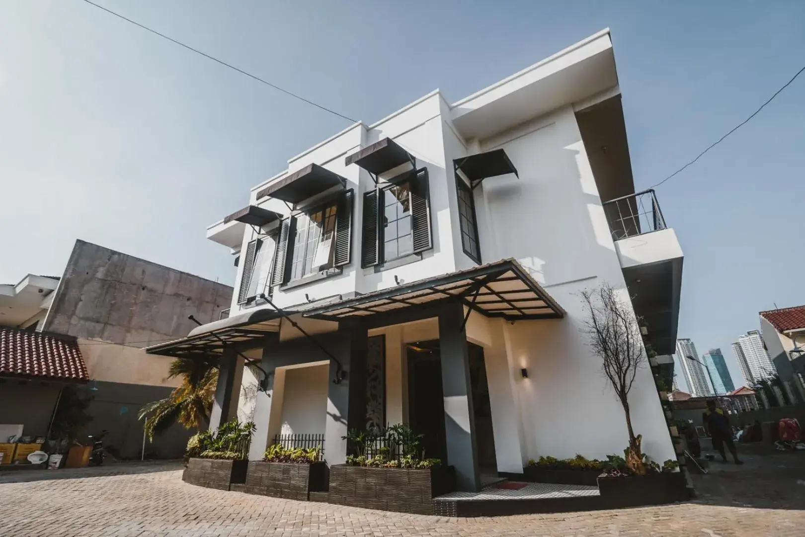Property building in RedDoorz Plus near Mall Slipi Jaya Property building in RedDoorz Plus near Mall Slipi Jaya