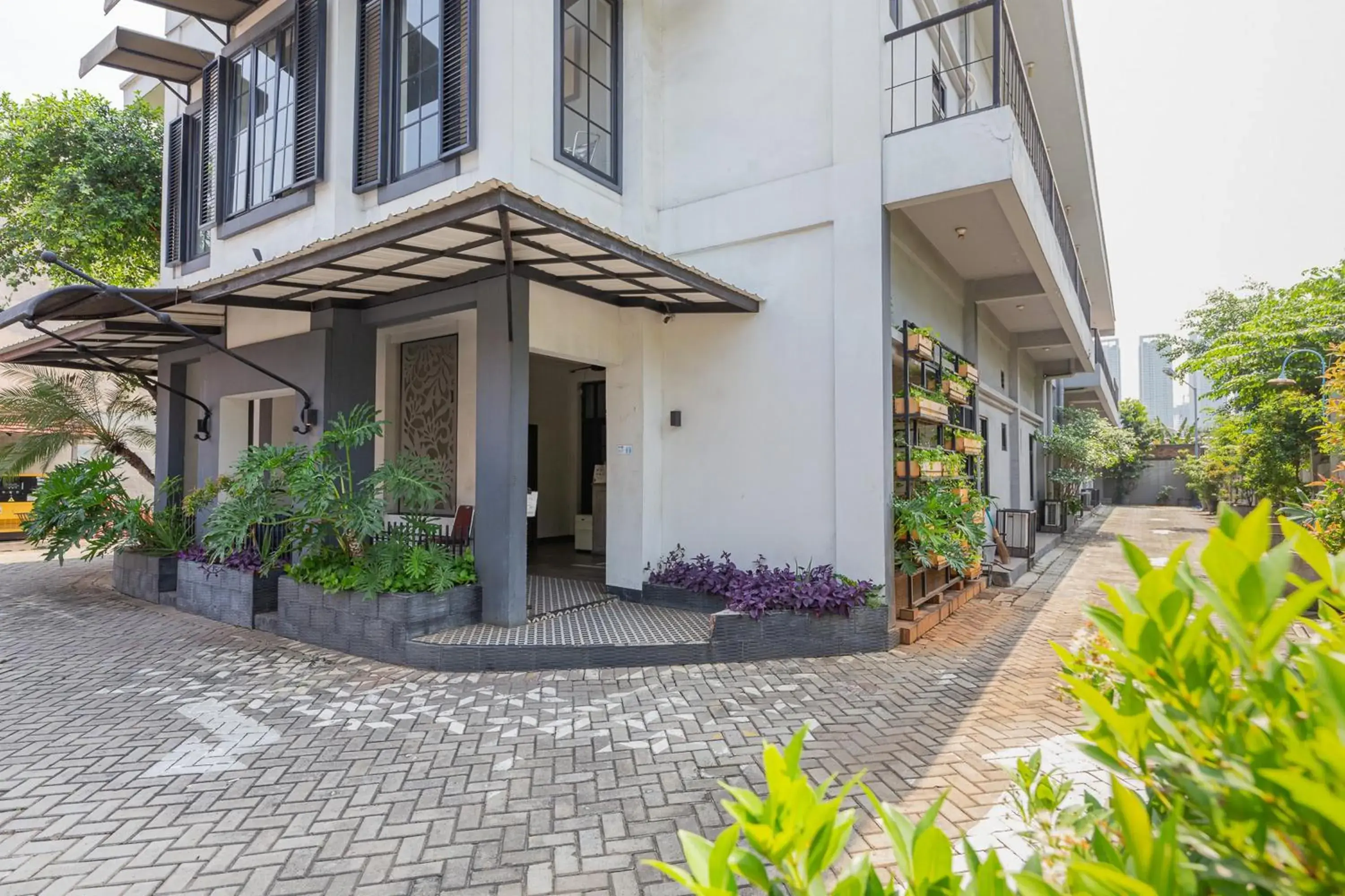 Facade/entrance in RedDoorz Plus near Mall Slipi Jaya Facade/entrance in RedDoorz Plus near Mall Slipi Jaya