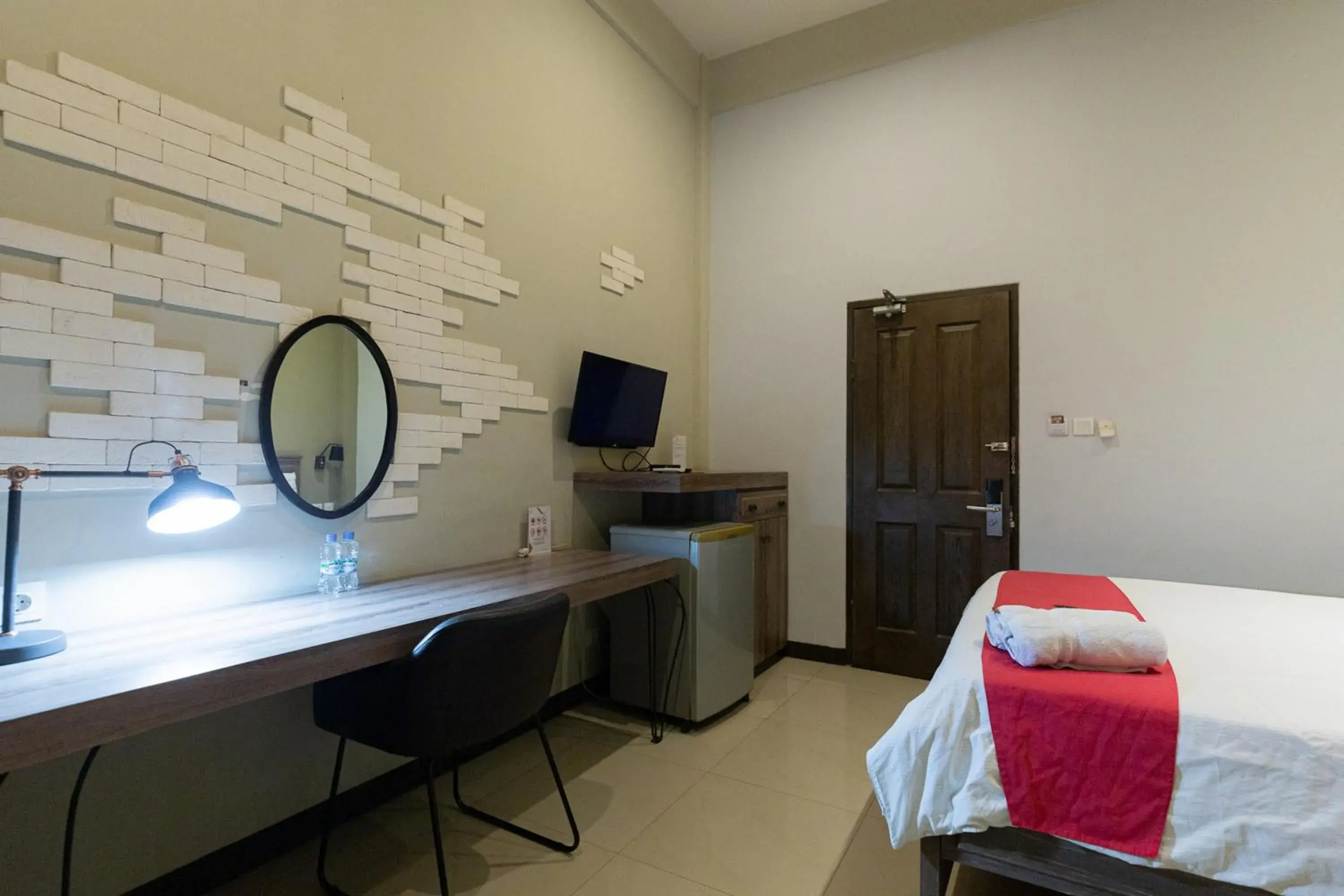 Bedroom, Bed in RedDoorz Plus near Mall Slipi Jaya Bedroom, Bed in RedDoorz Plus near Mall Slipi Jaya